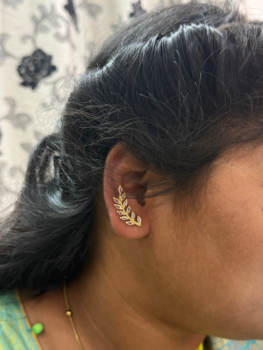 Er238 white stone earcuffs with back screw earrings
