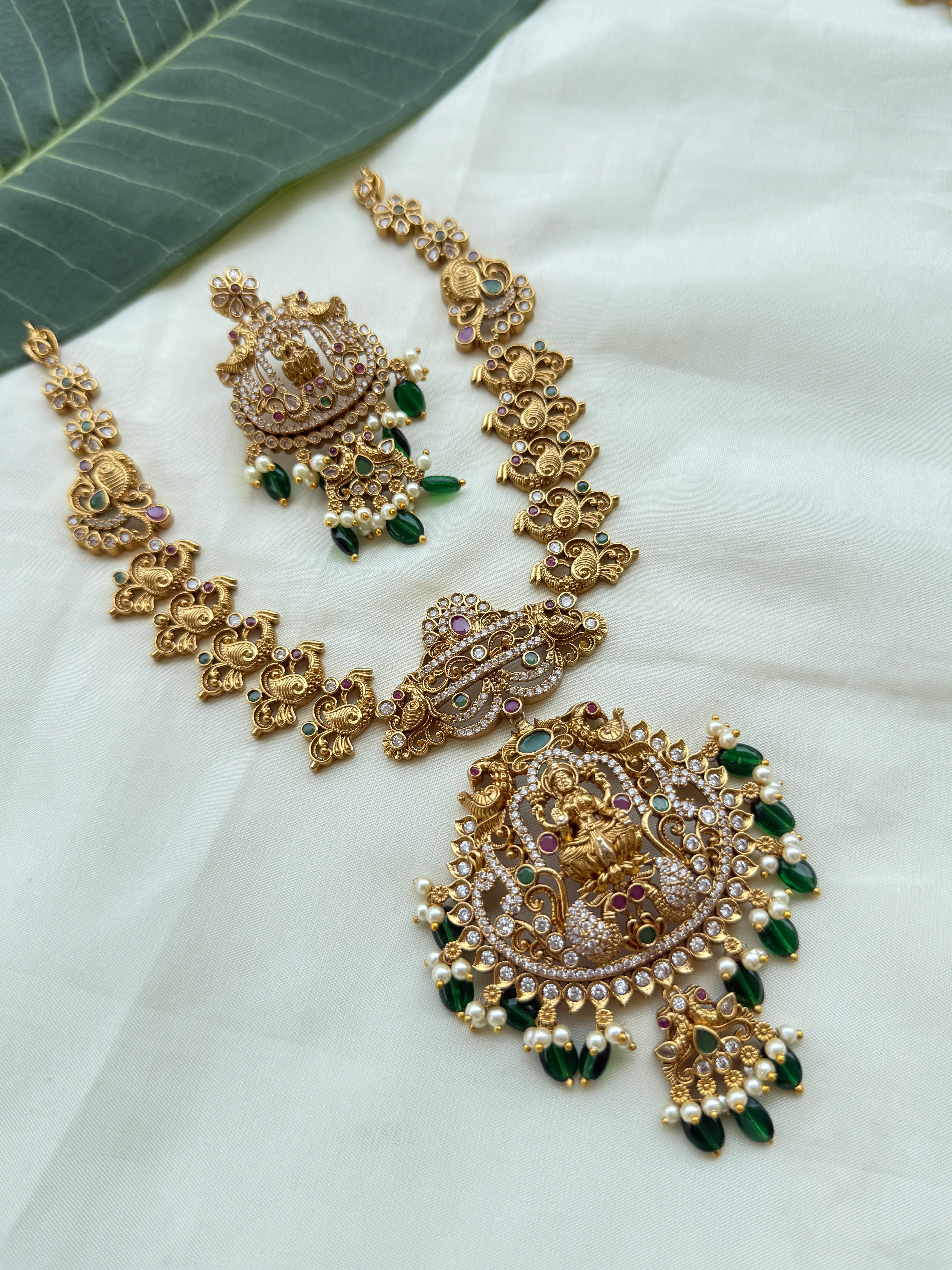 Ns252 Lakshmi Devi neckset with earrings