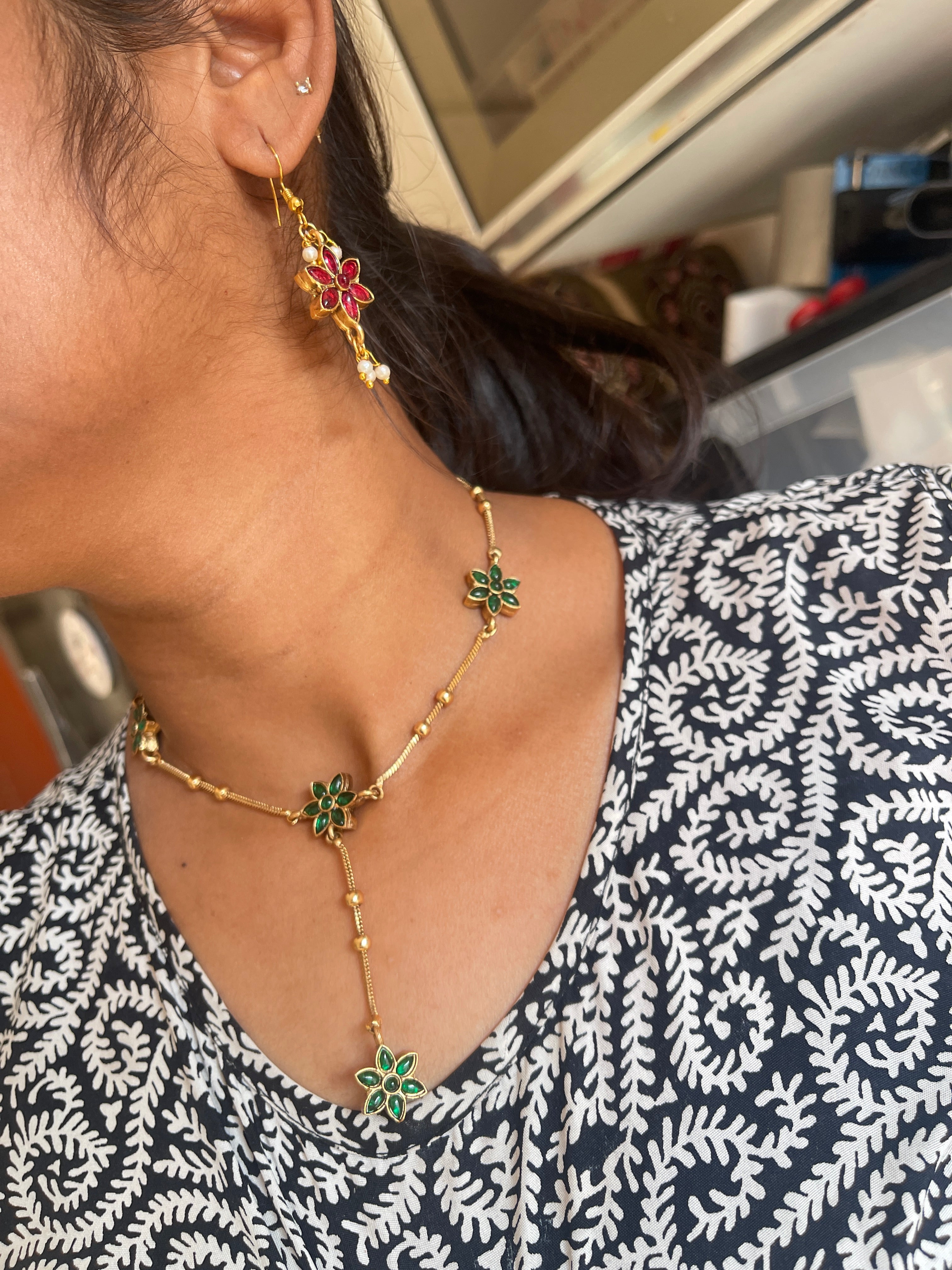 Reversible drops flower neckset can use in 2 ways
