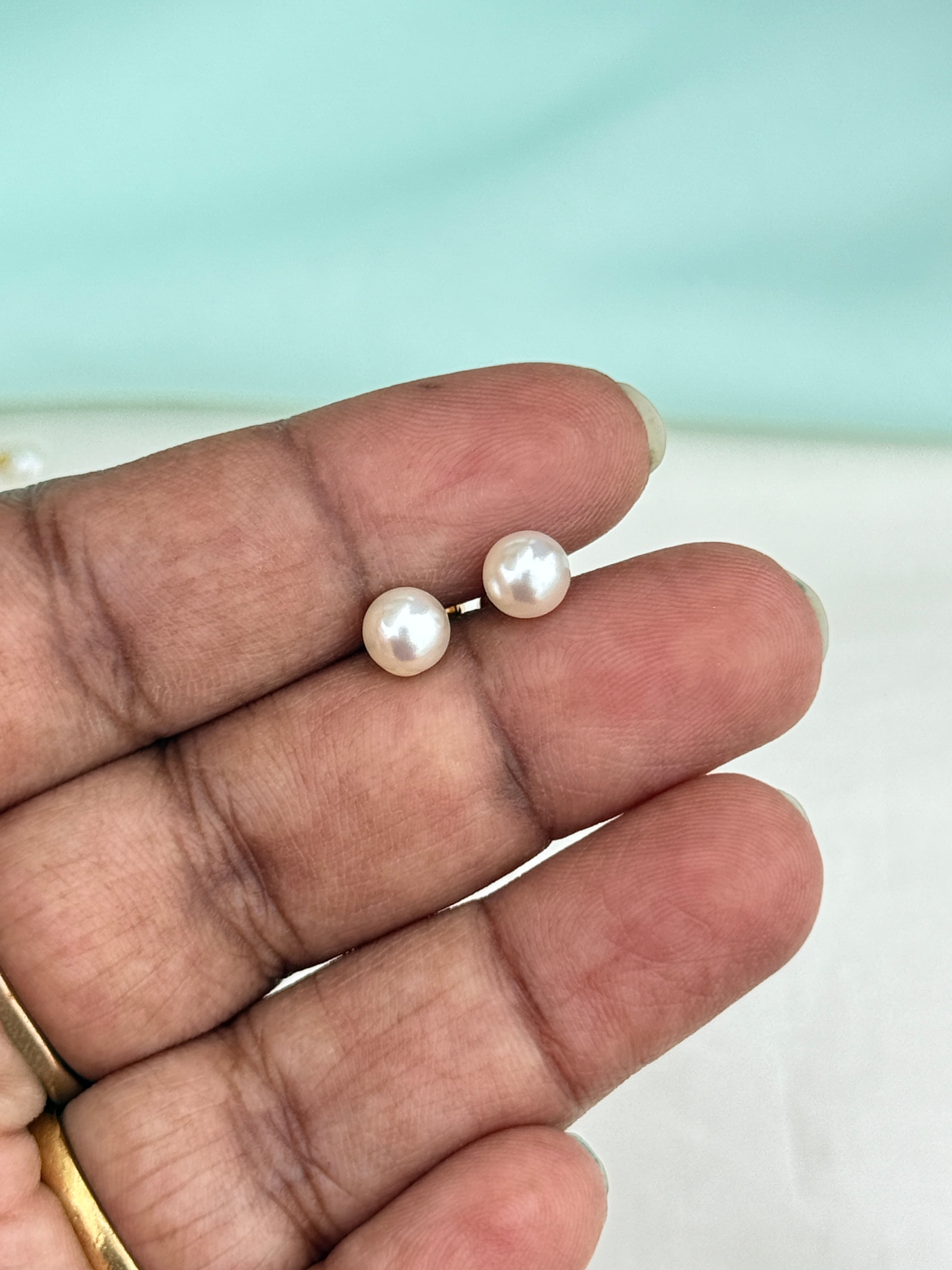 St180 medium Perl stud