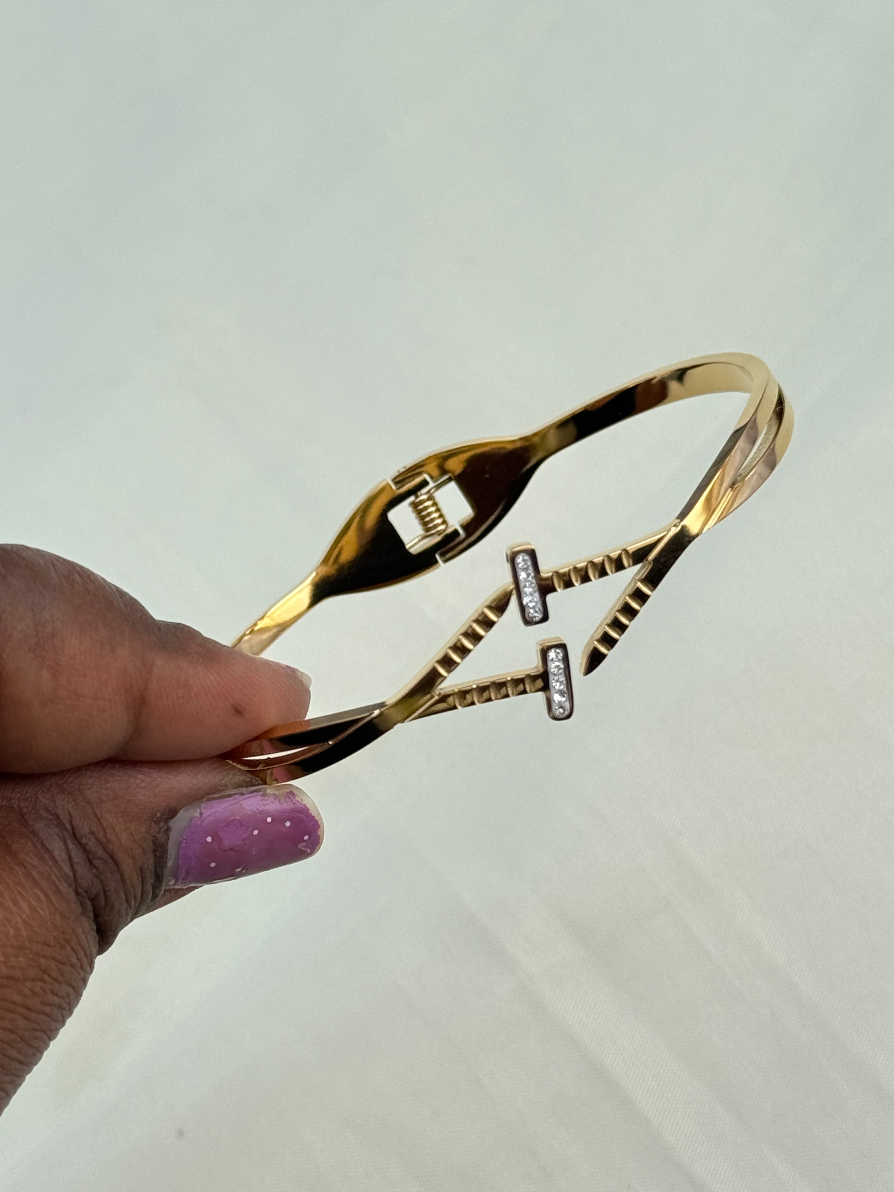 Ab005 anti tarnish double V openable bracelet