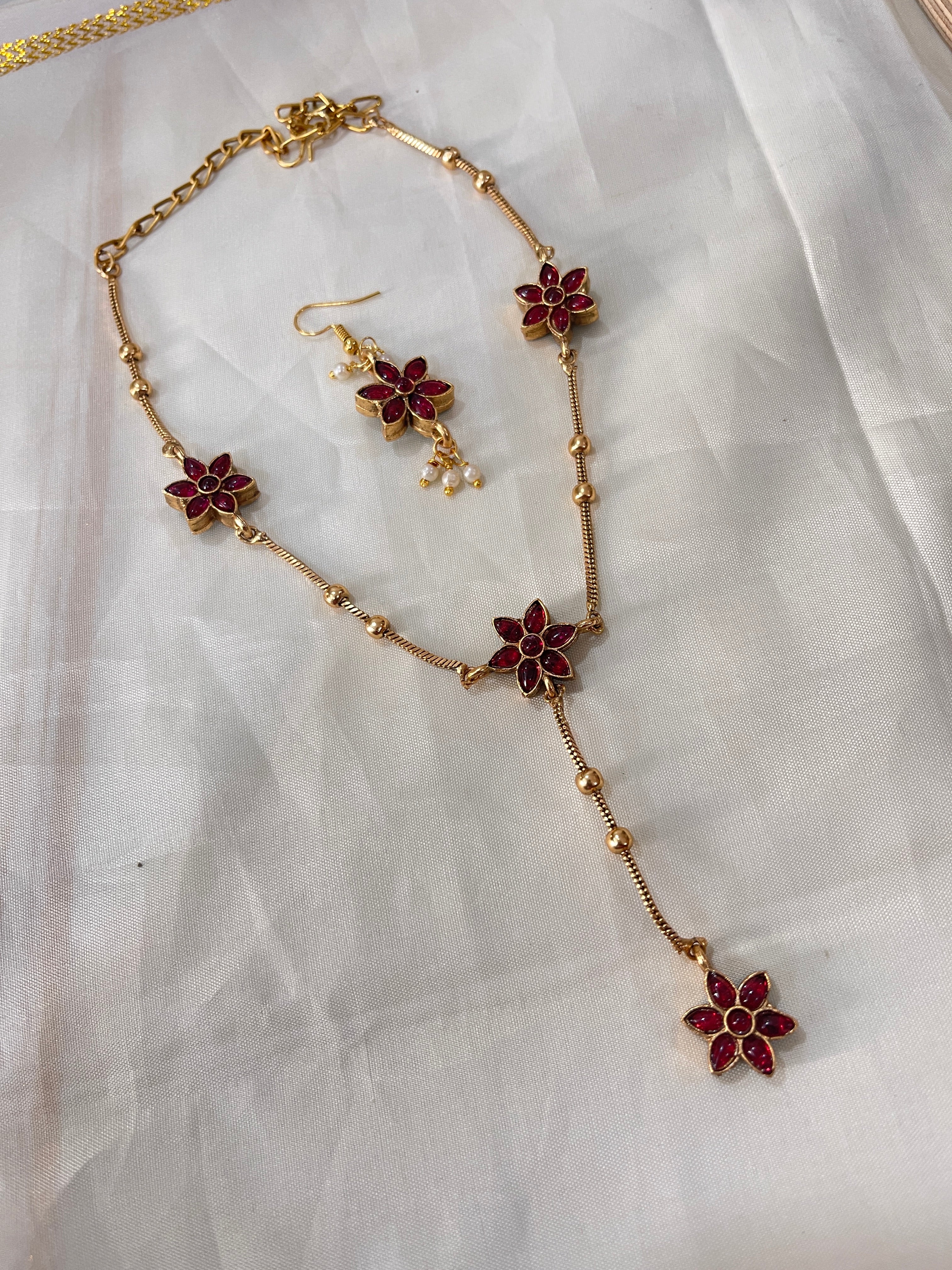 Reversible drops flower neckset can use in 2 ways