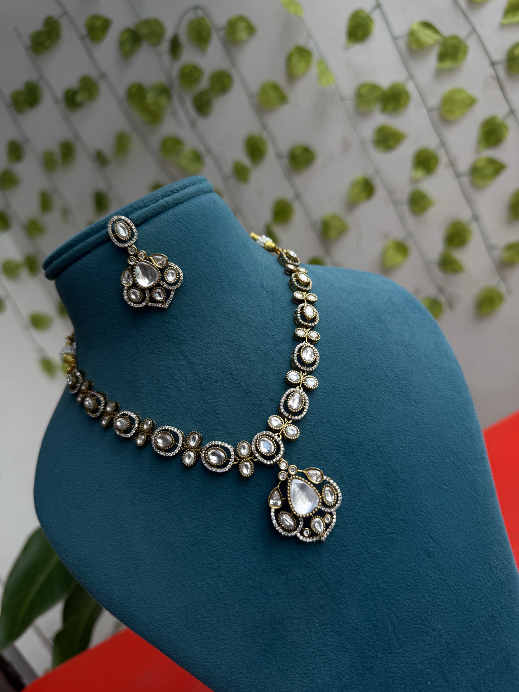 Unique moissanite  teardrop  neckset  flower design with  earrings ns949