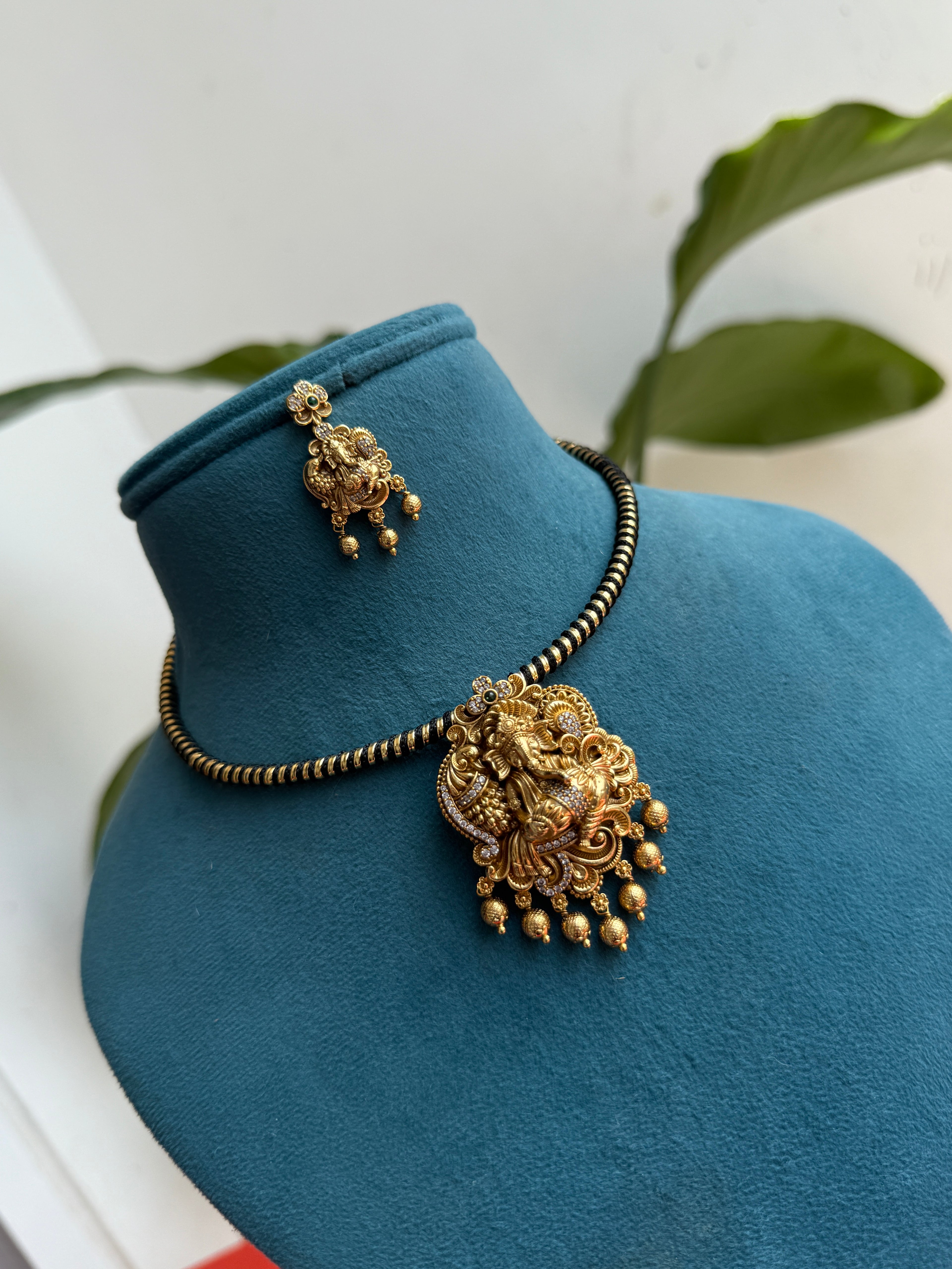Hs007  hasli with pendant and earrings