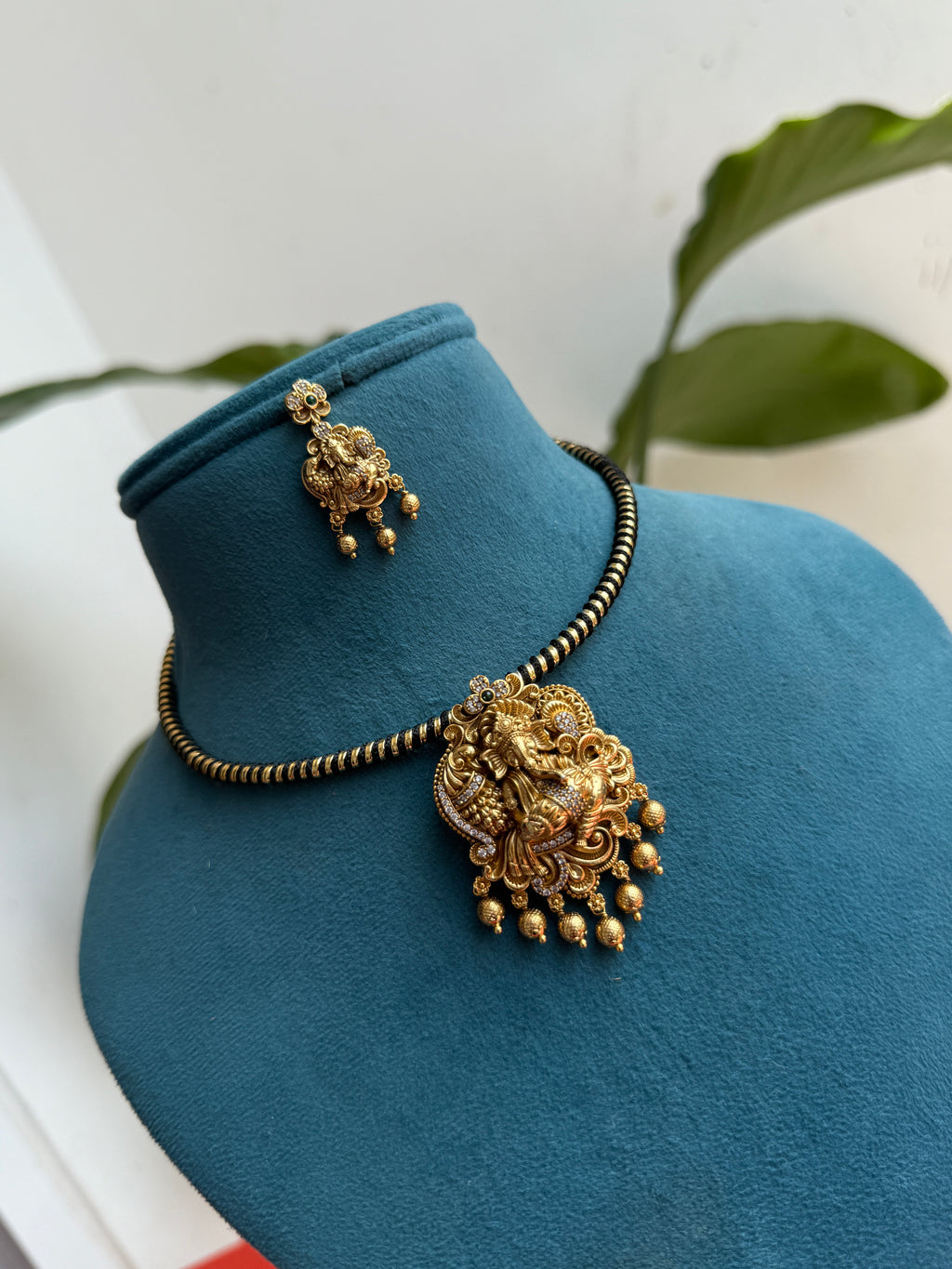 Hs007  hasli with pendant and earrings