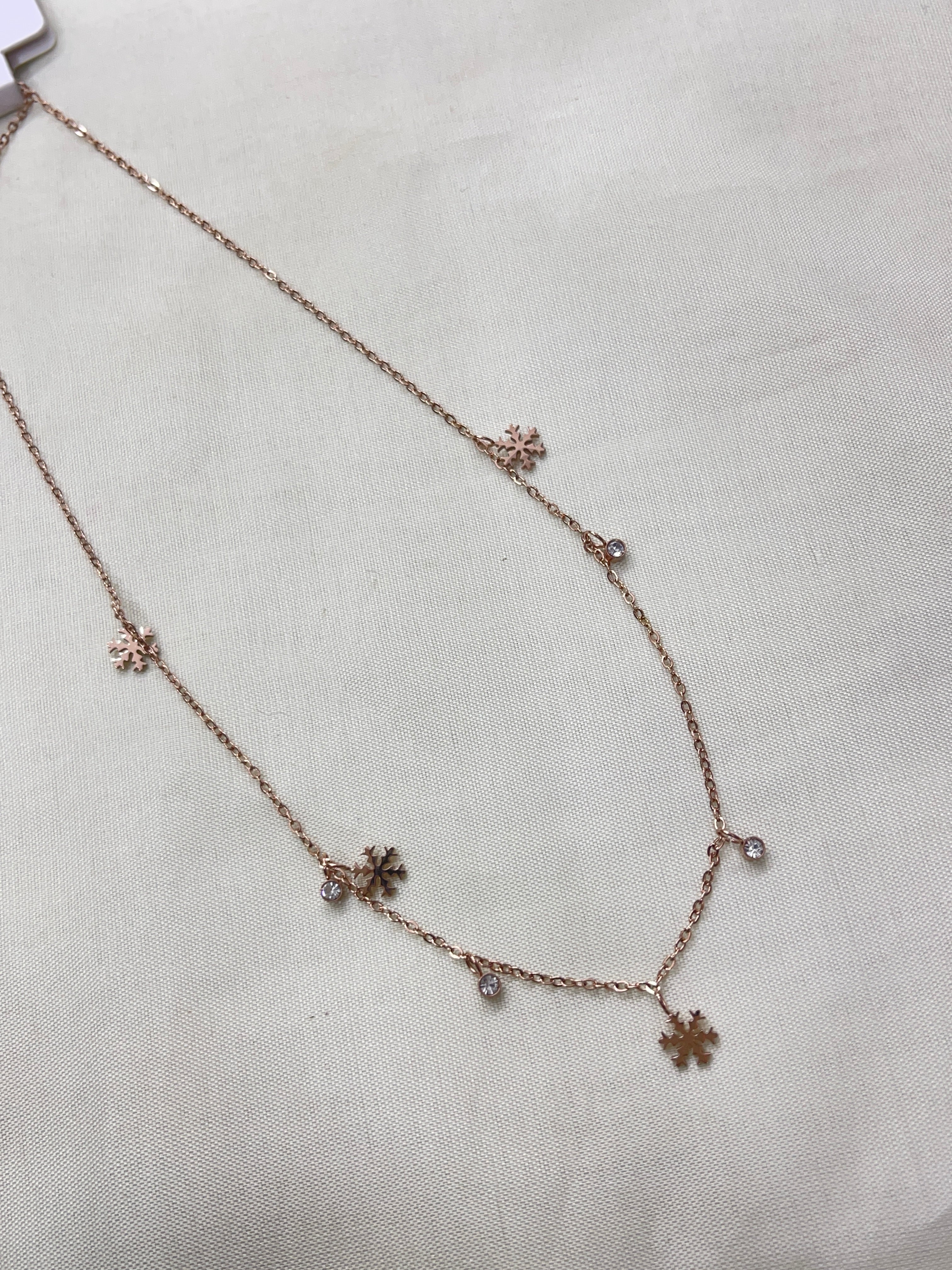 Snowflakes neckline