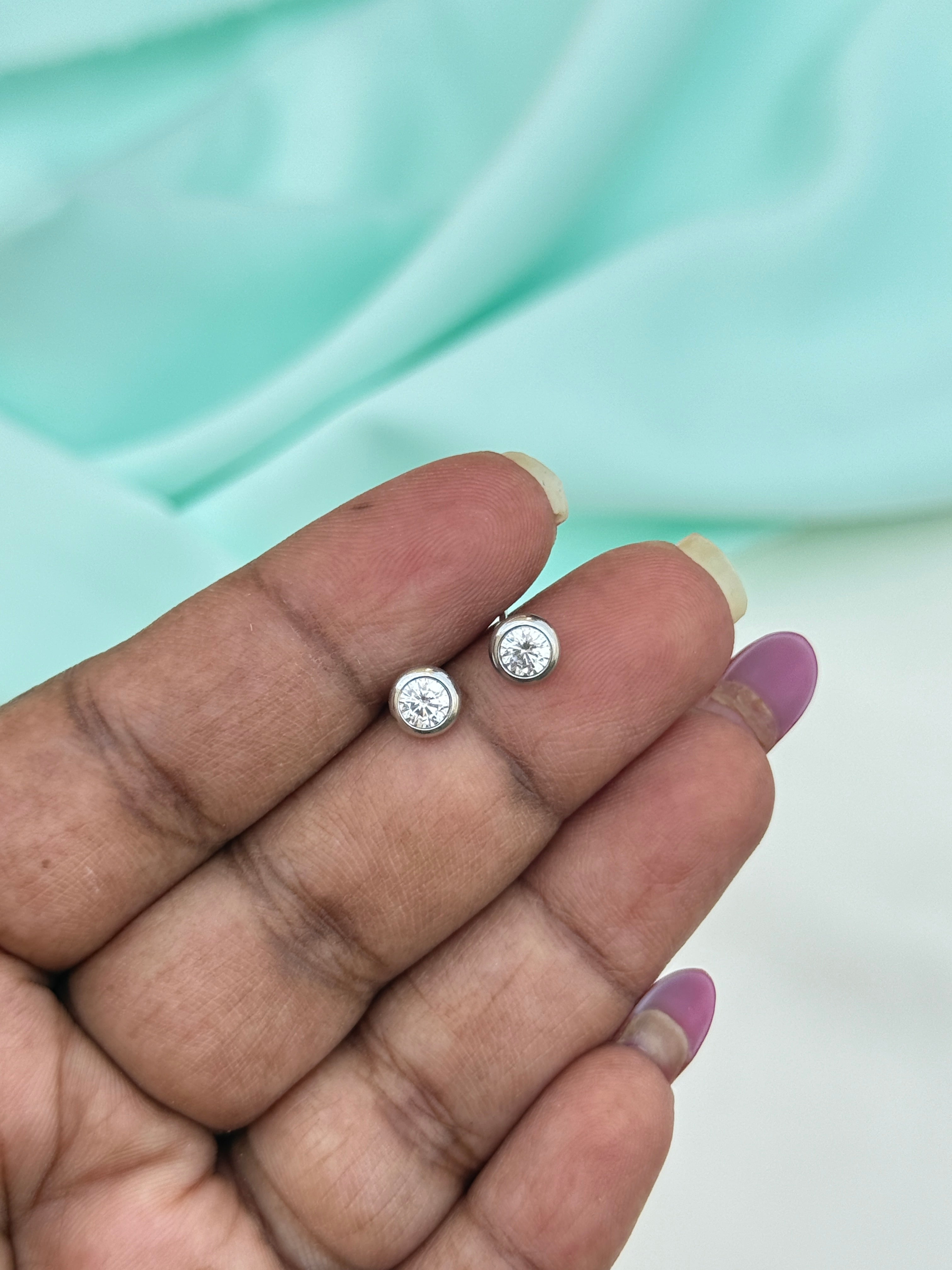 St060 anti tarnish silver white stone stud