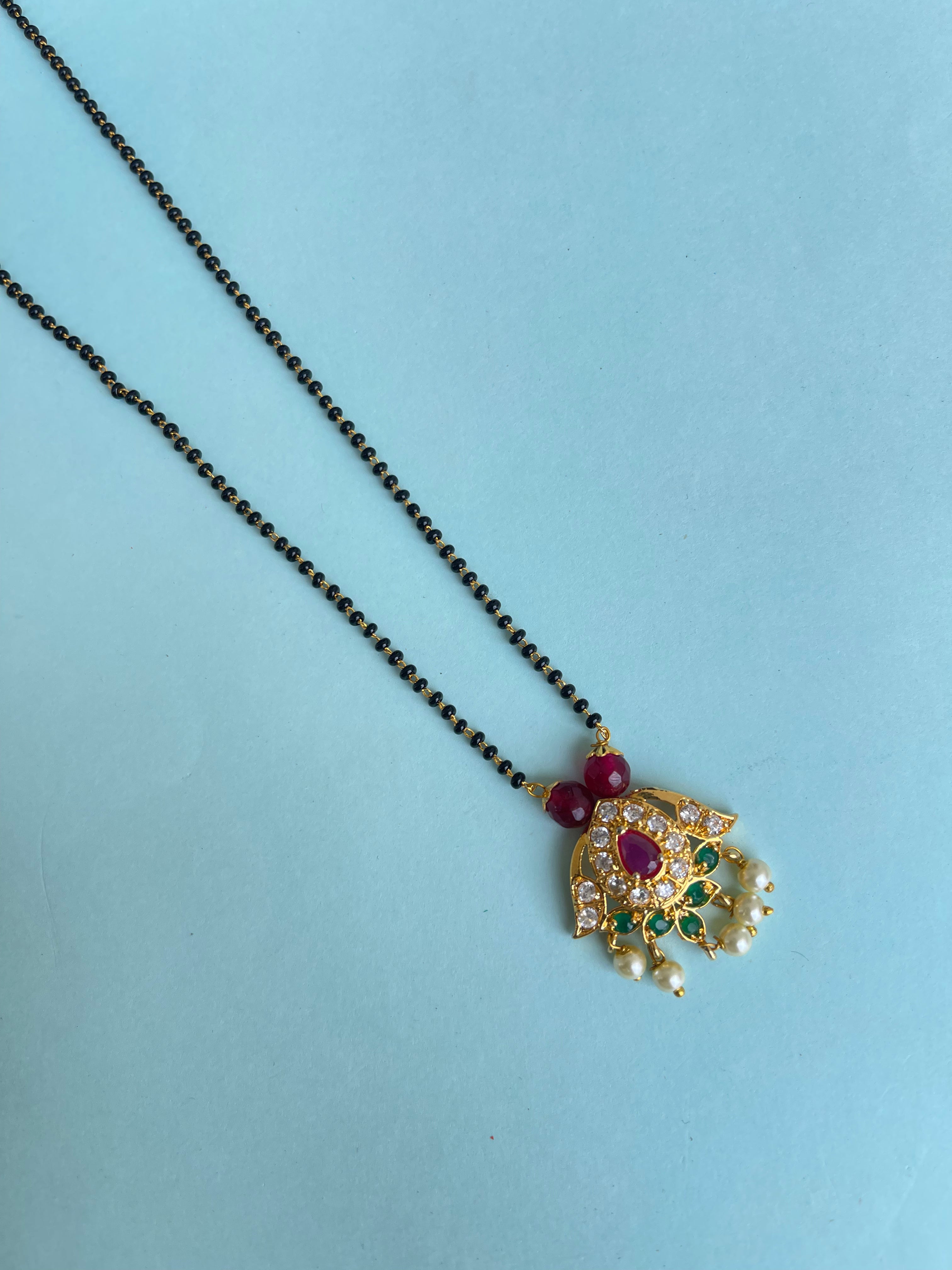 Single line short multi blackbeads with pearl hanging pendant