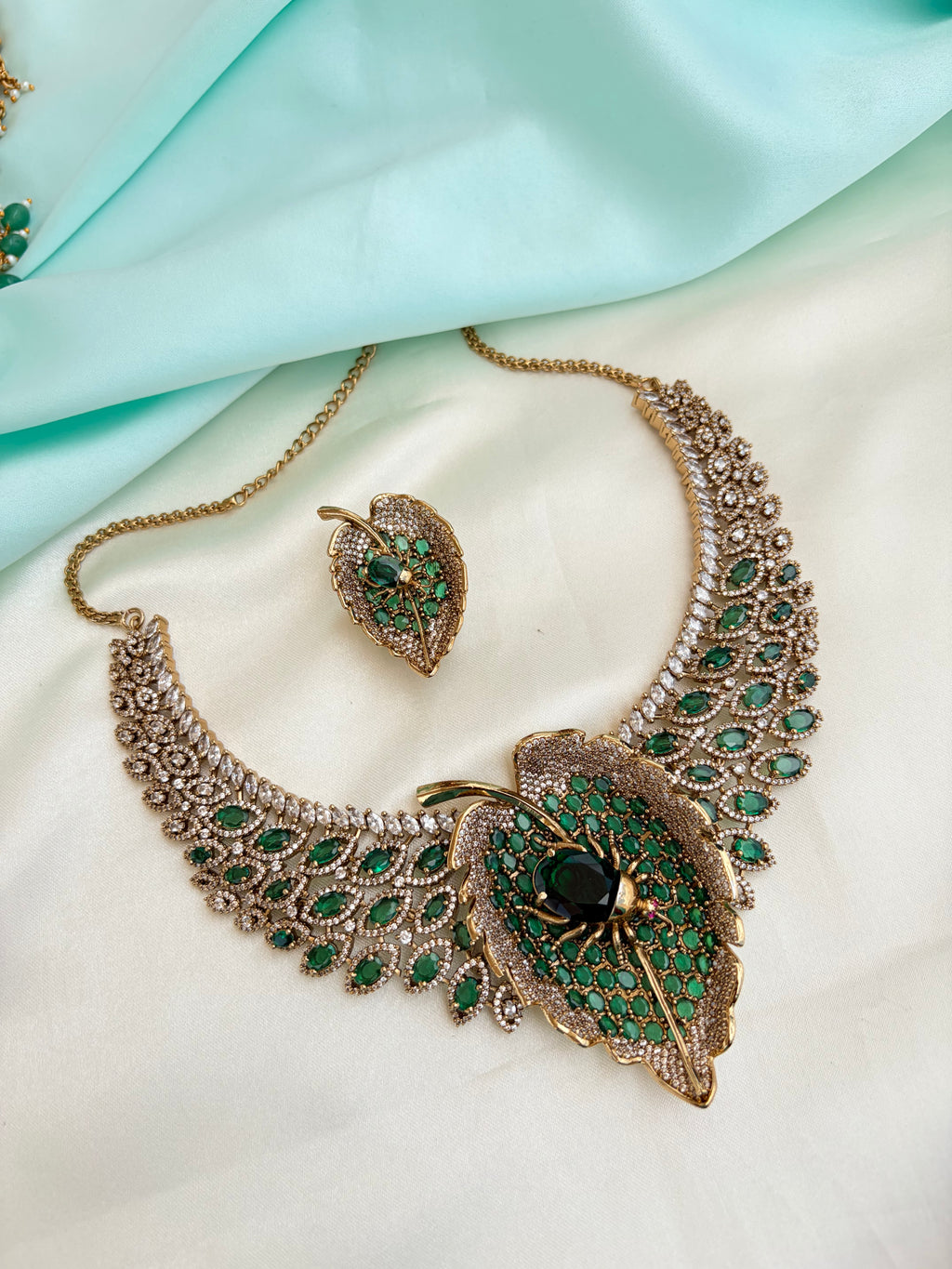 Antique-finish Spider-wing neckset with green crystals Ns966
