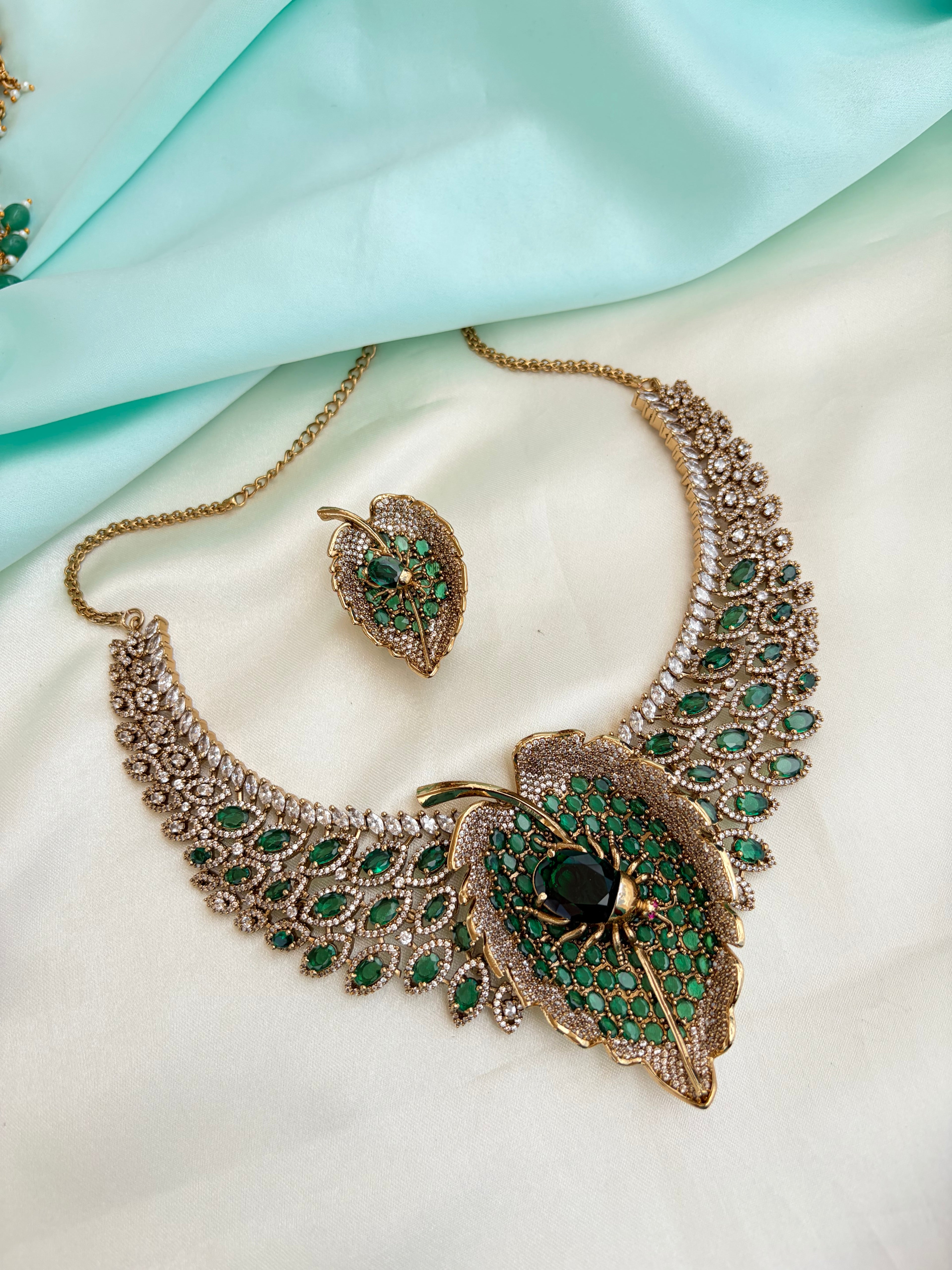 Antique-finish Spider-wing neckset with green crystals Ns966