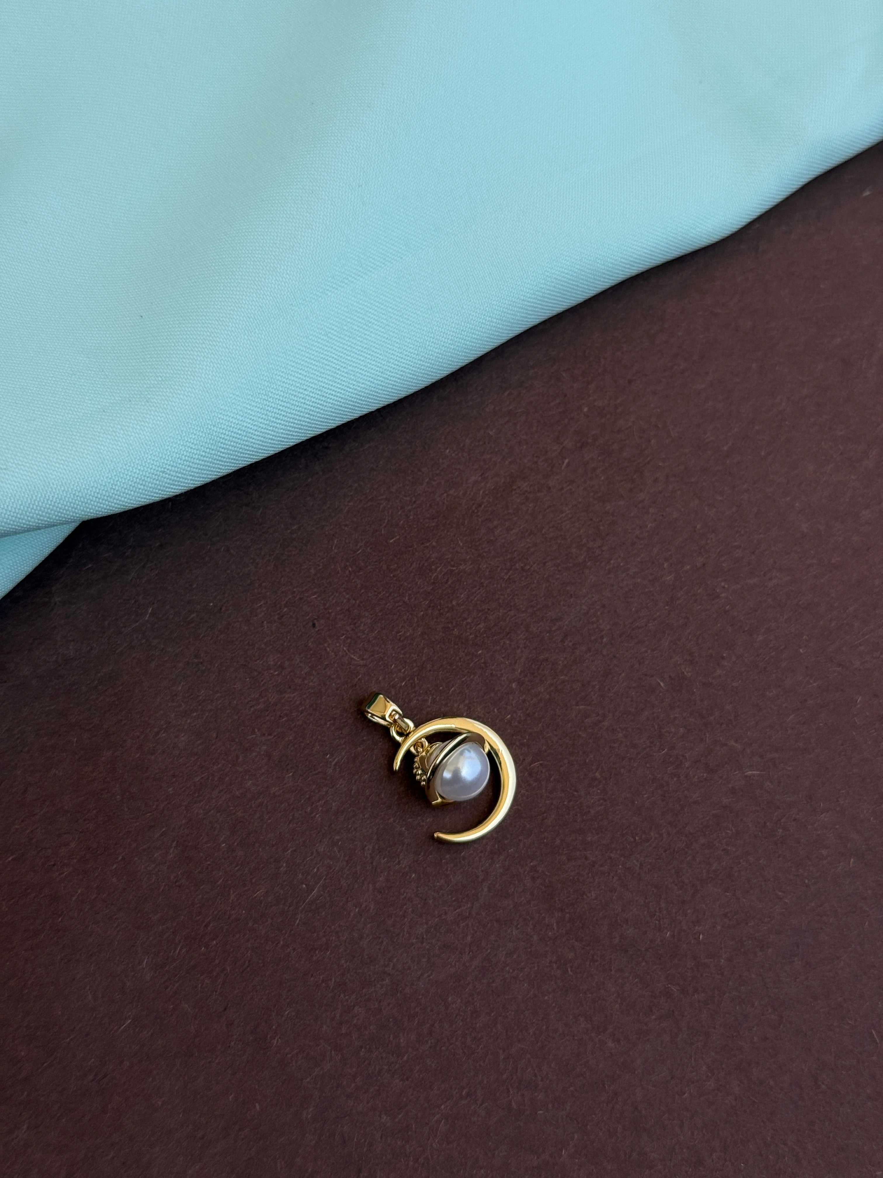 Al035 anti tarnish moon shape charm ( pendent)