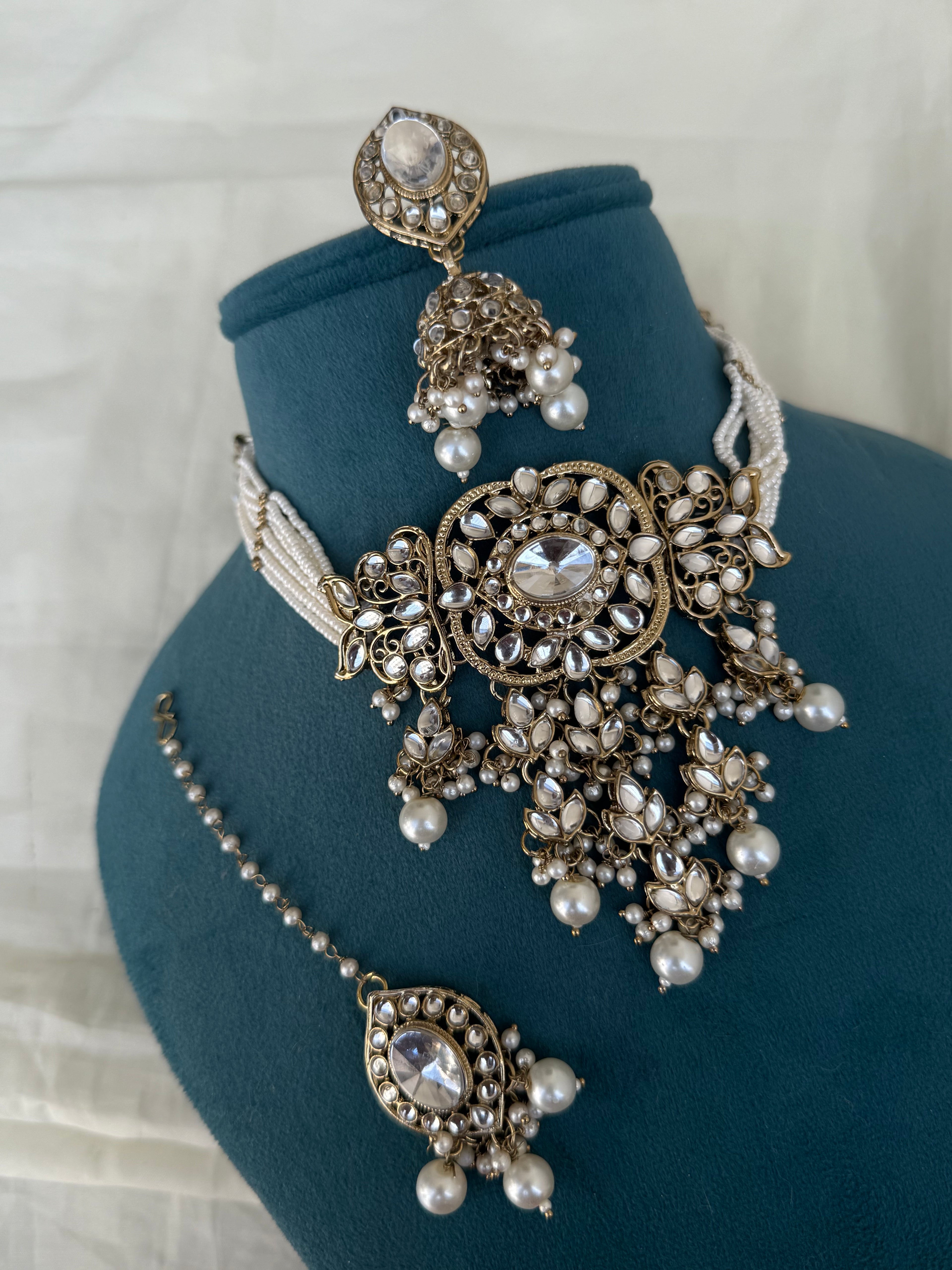 Ch001 Kundan choker with tikka and earrings