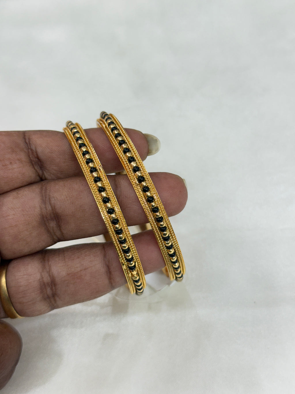 Sb133 Black beads bangles
