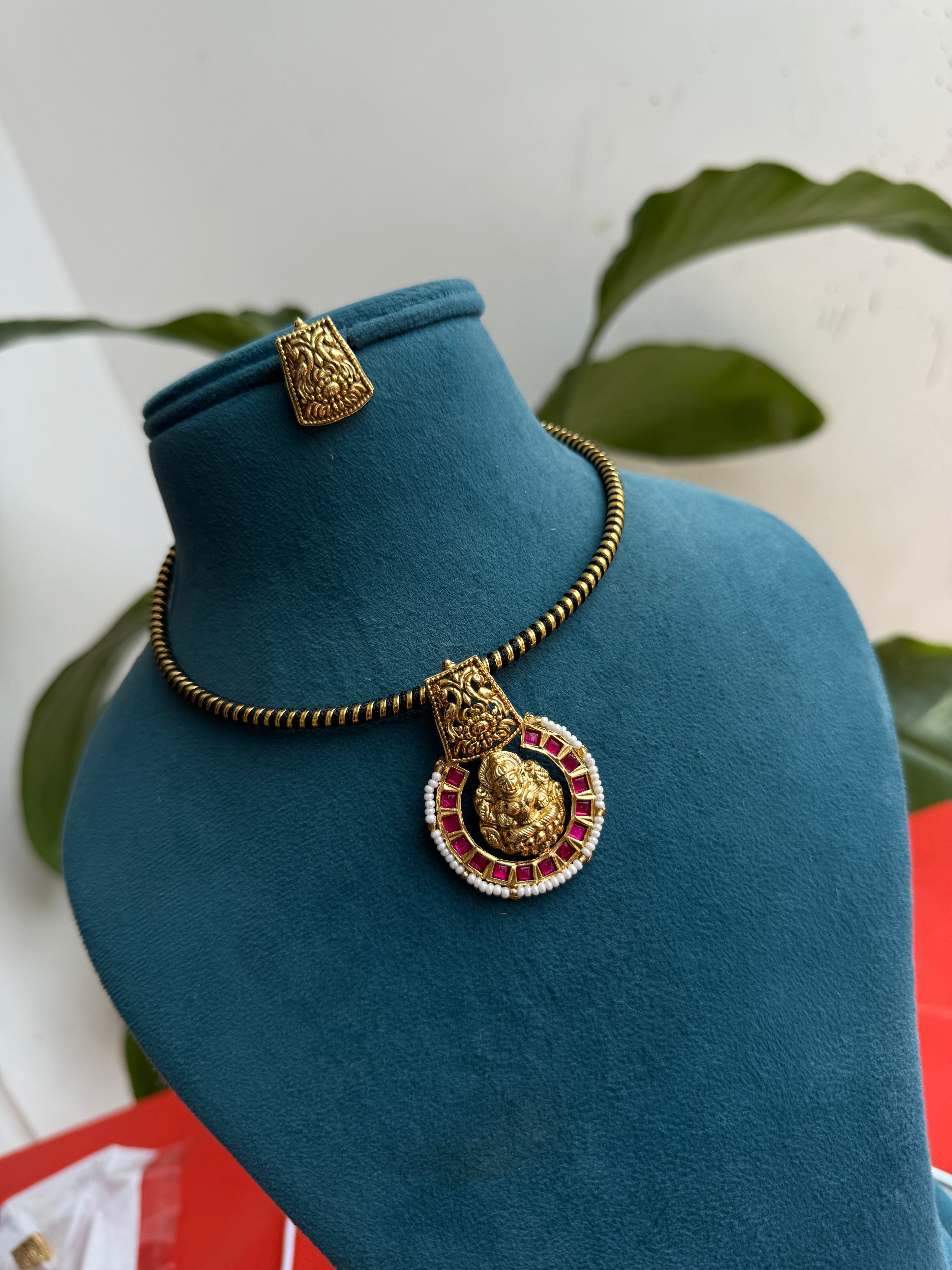 Hs008 jadau kundan pendant with black thread hasli