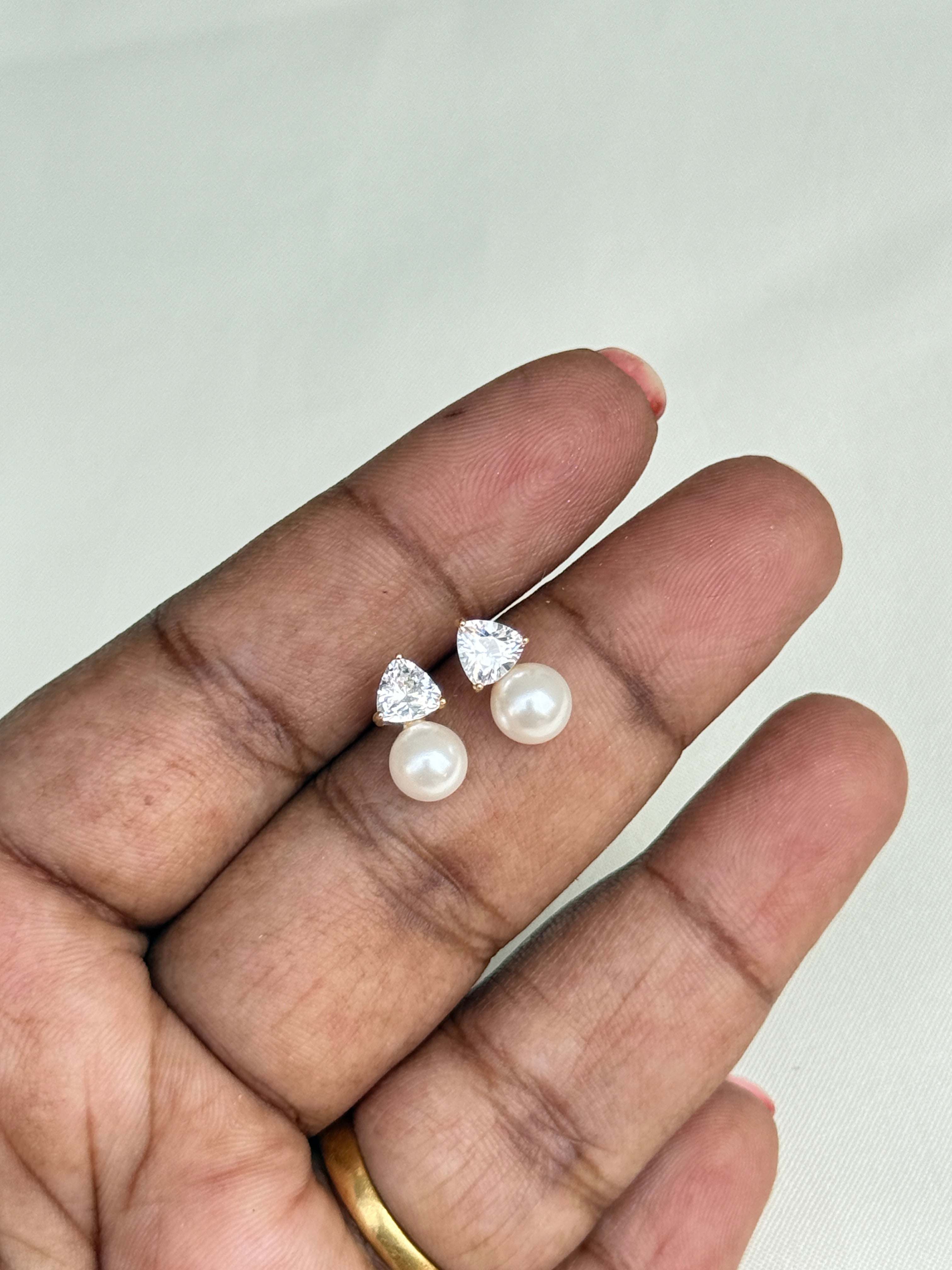 Se009 92.5 silver hallmark pearl triangle studs