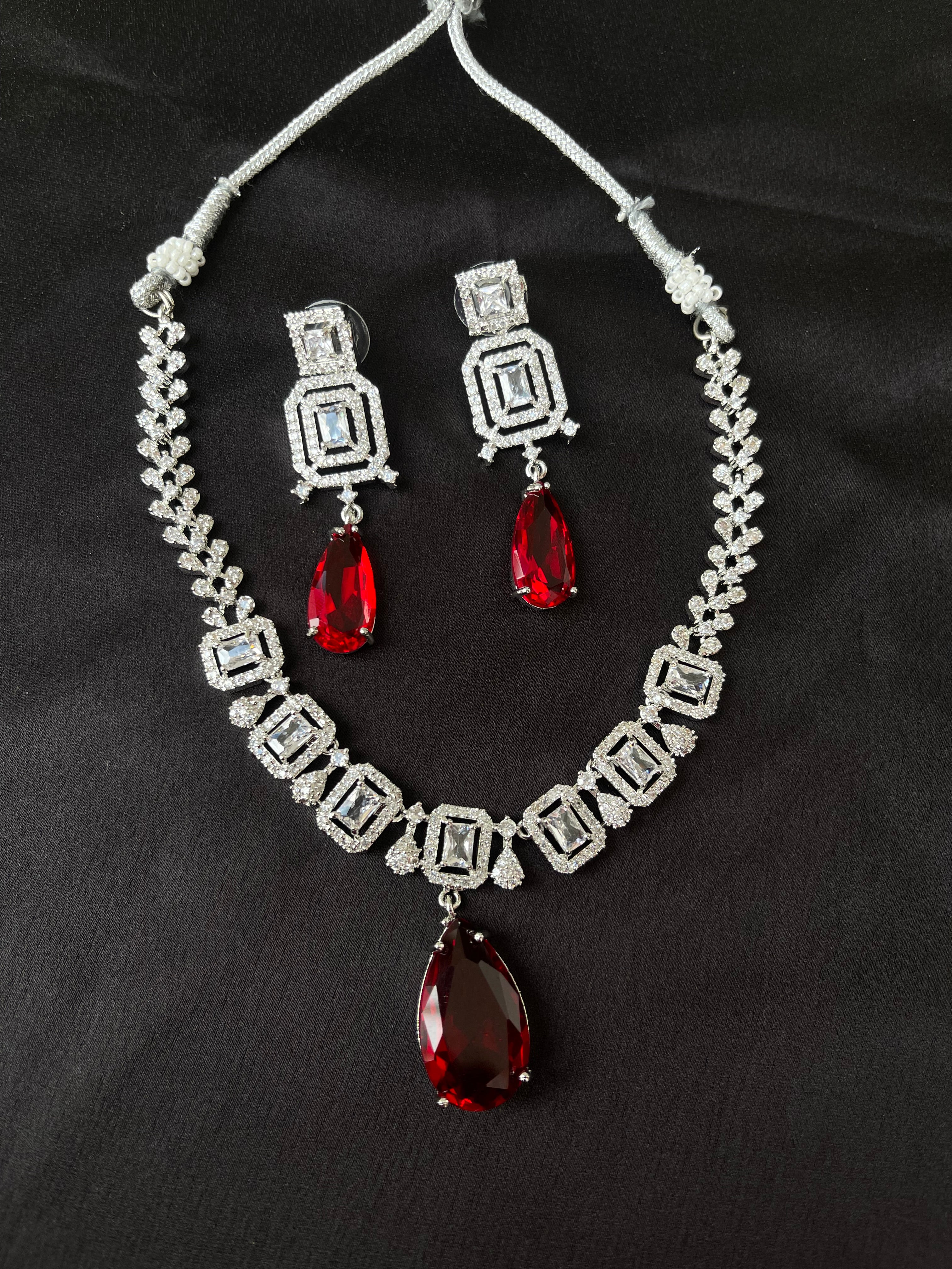 Simple diamond finish neckset