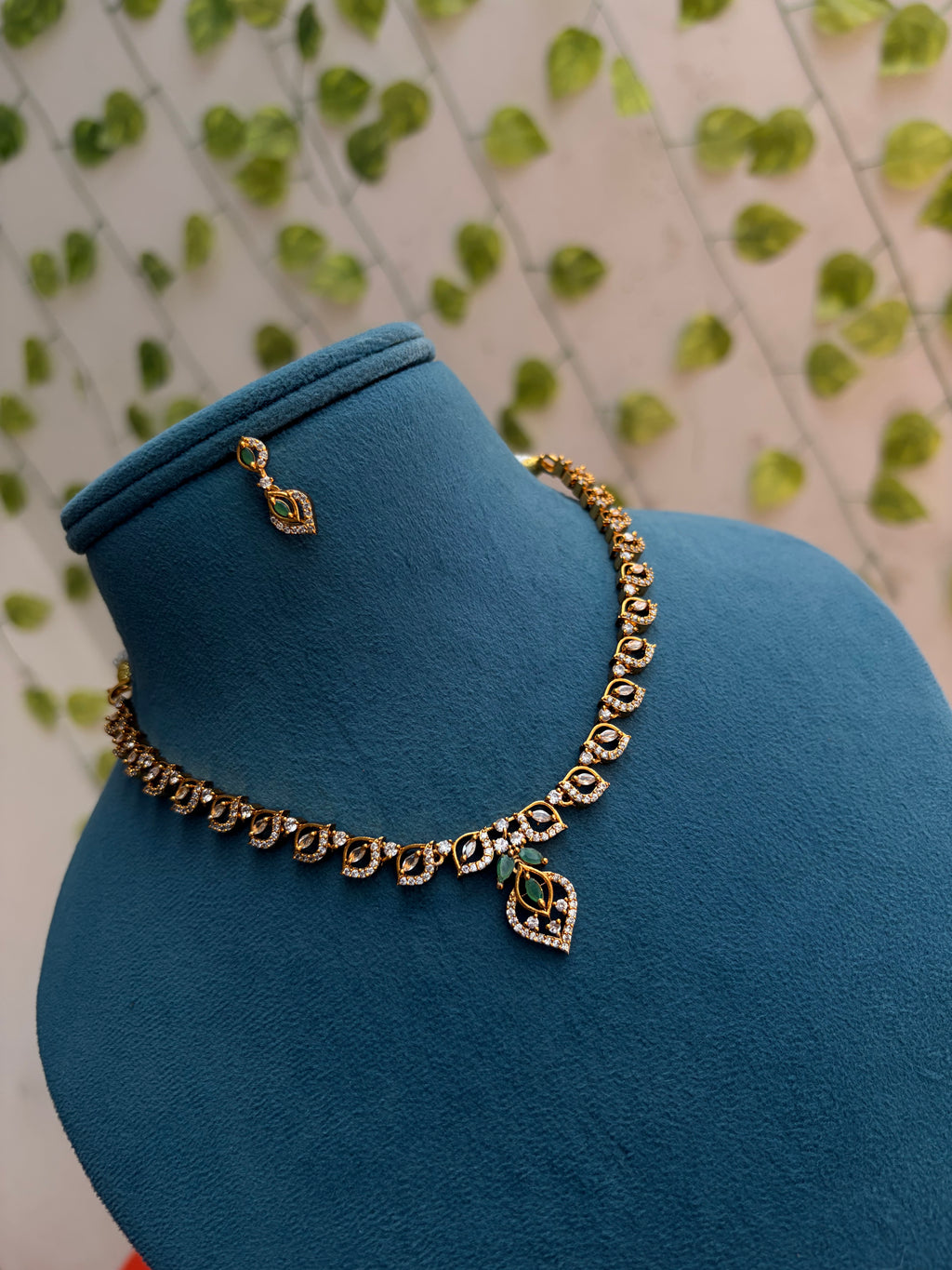 Ns849 leaf design green stone short Neckset with earrings