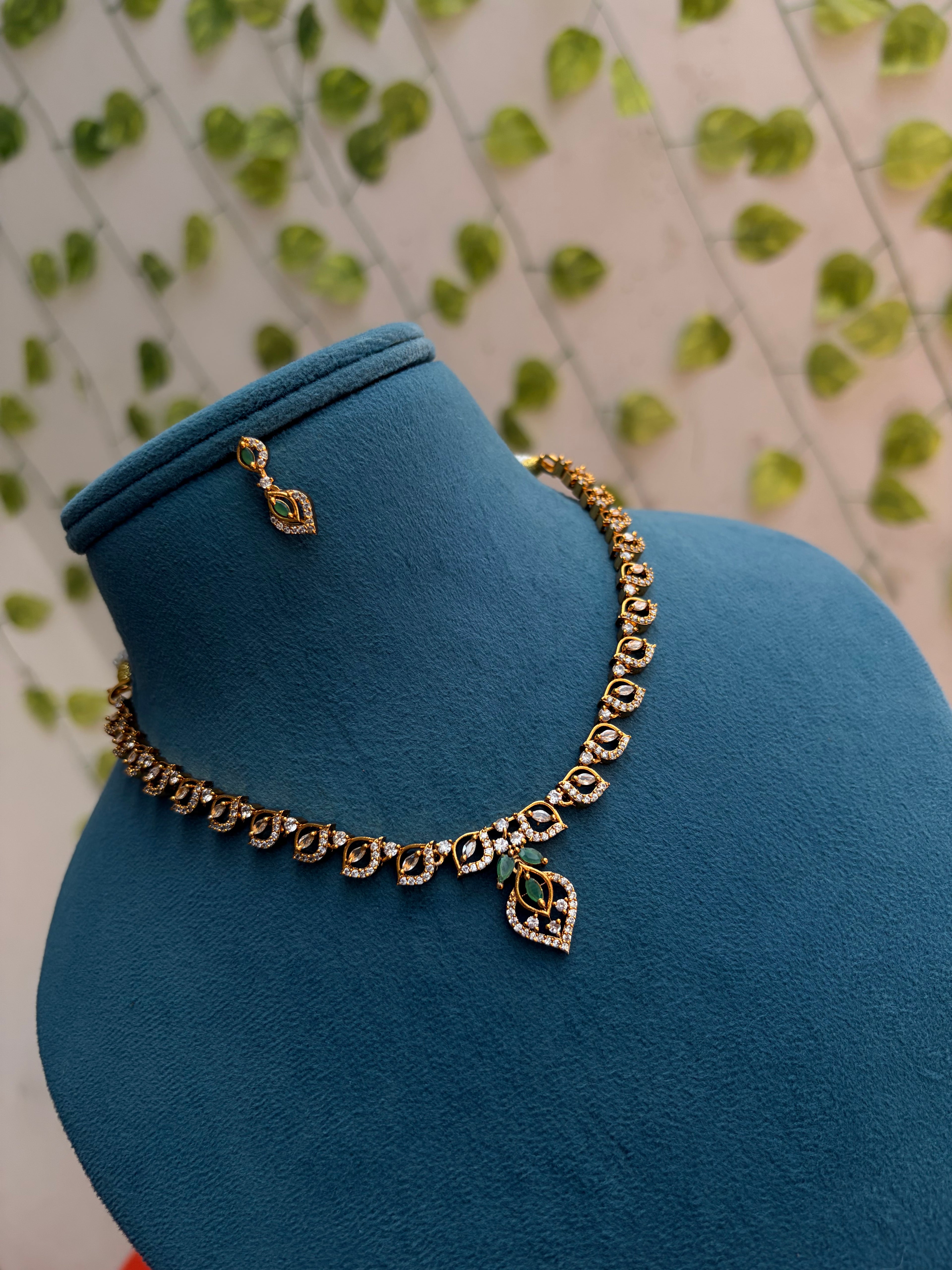 Ns849 leaf design green stone short Neckset with earrings