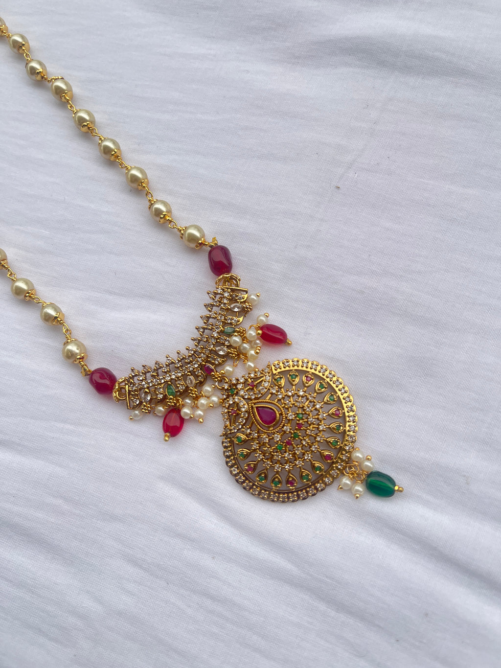 Pearl chain pendant with Ruby green pearl