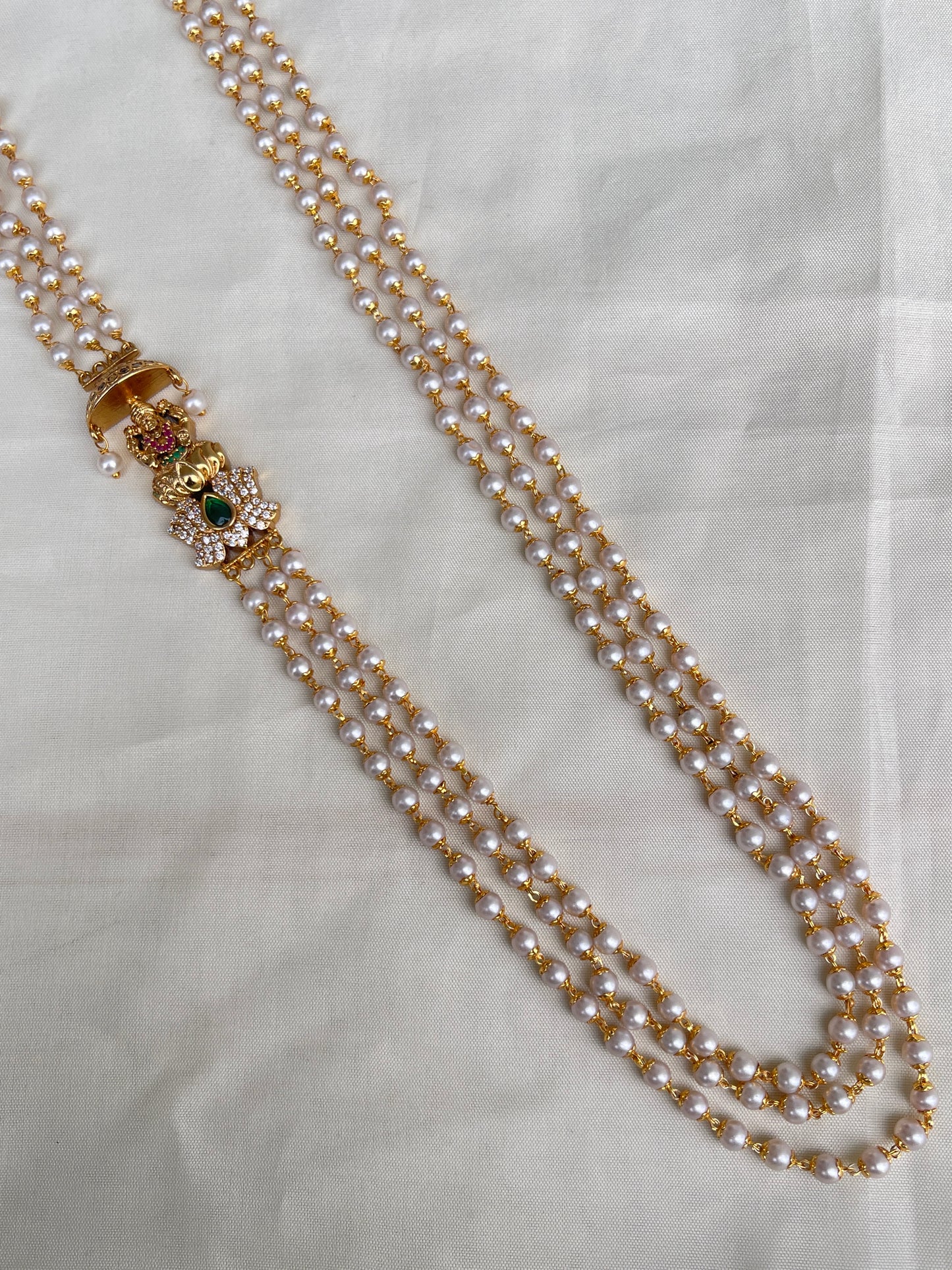 3 layers pearl chain with side pendant