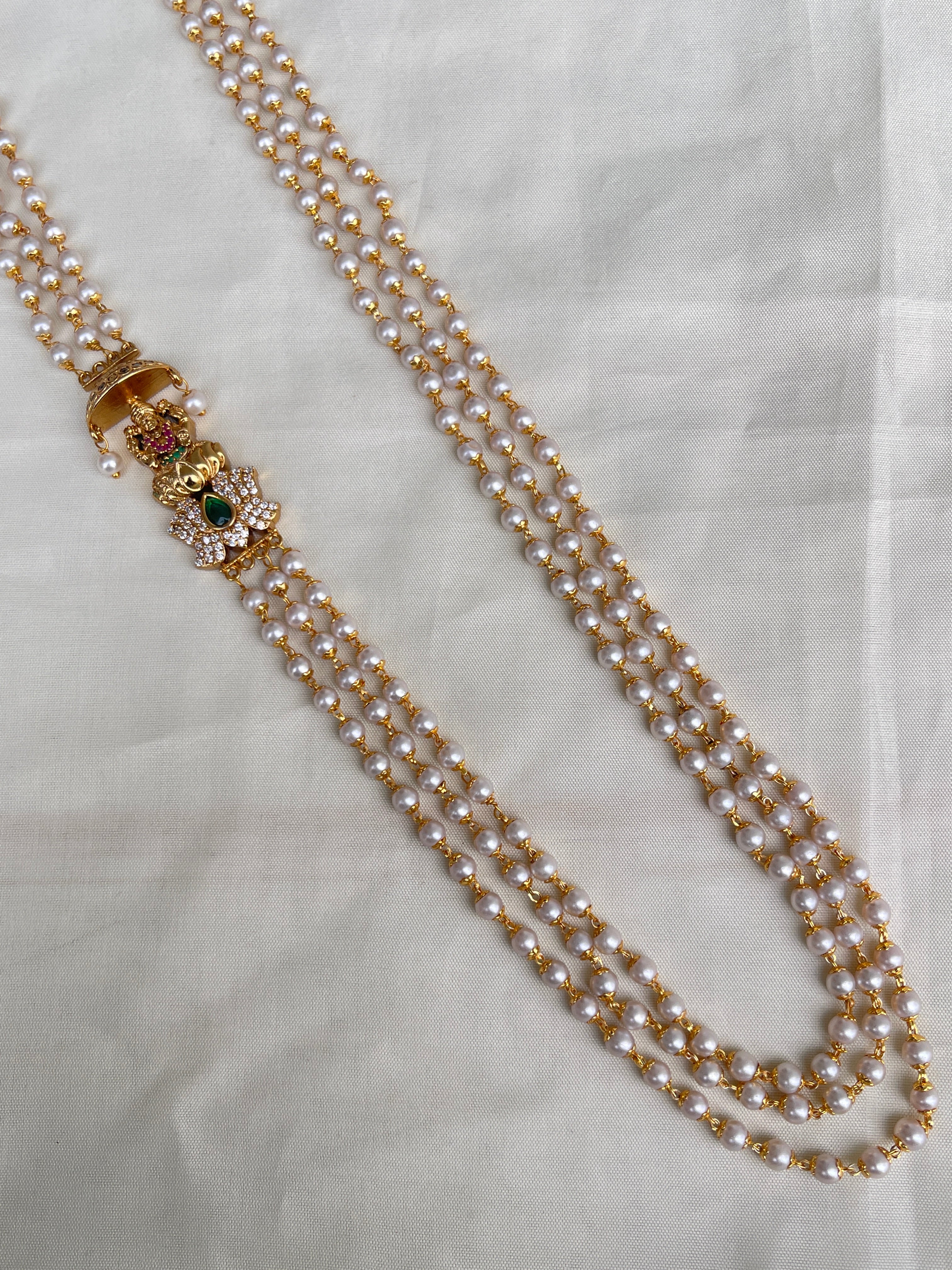 3 layers pearl chain with side pendant