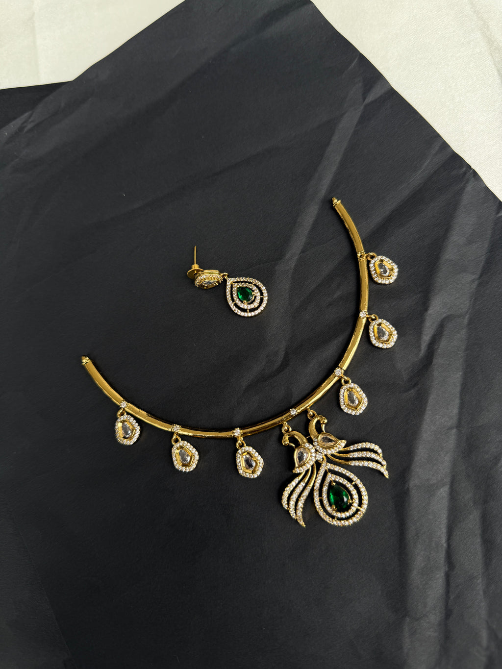 NS420 Kante style Neckset with earrings in green stone
