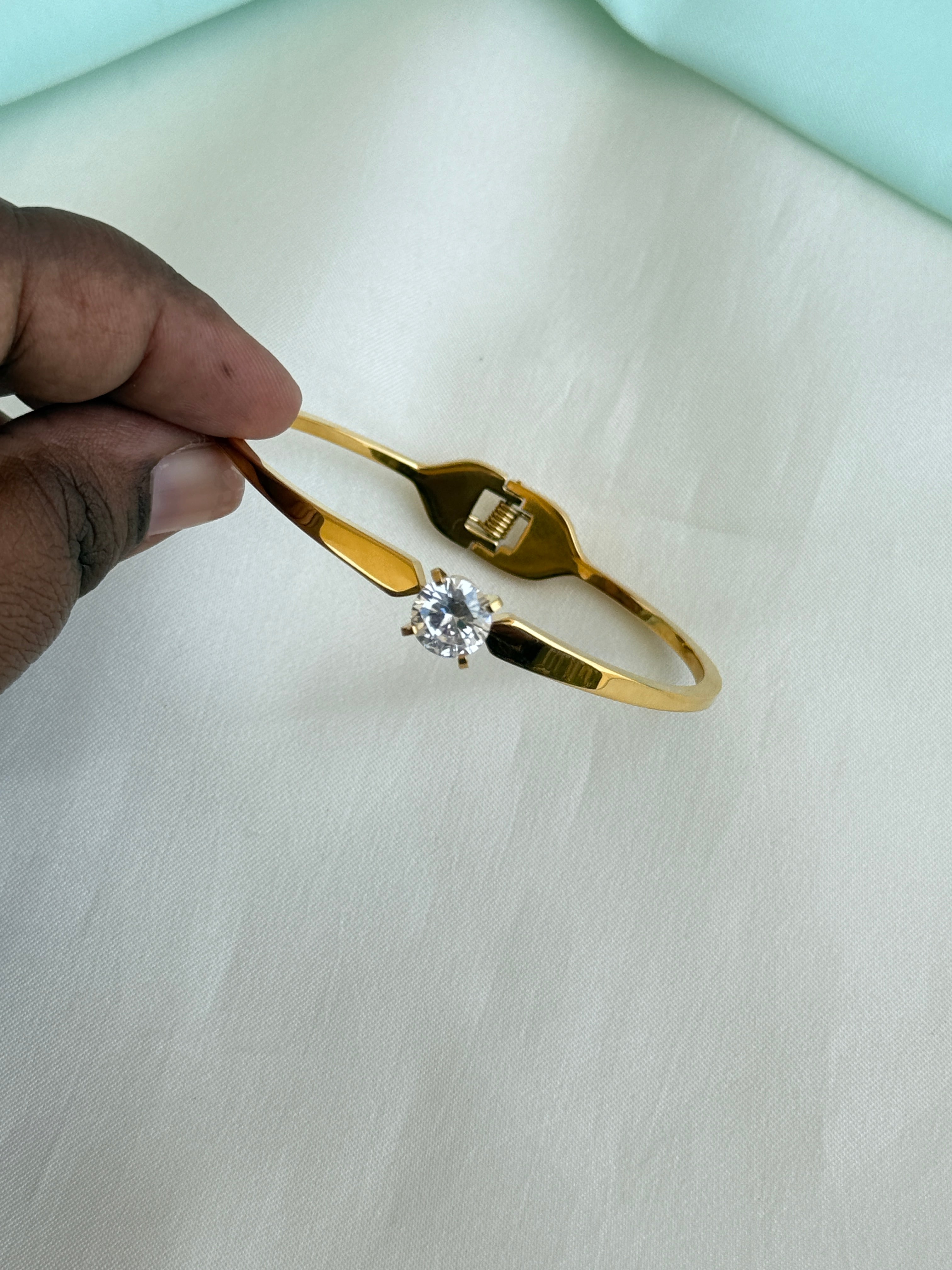 Ab572 anti tarnish single stone 2.4 to 2.6 size openble kada bracelet