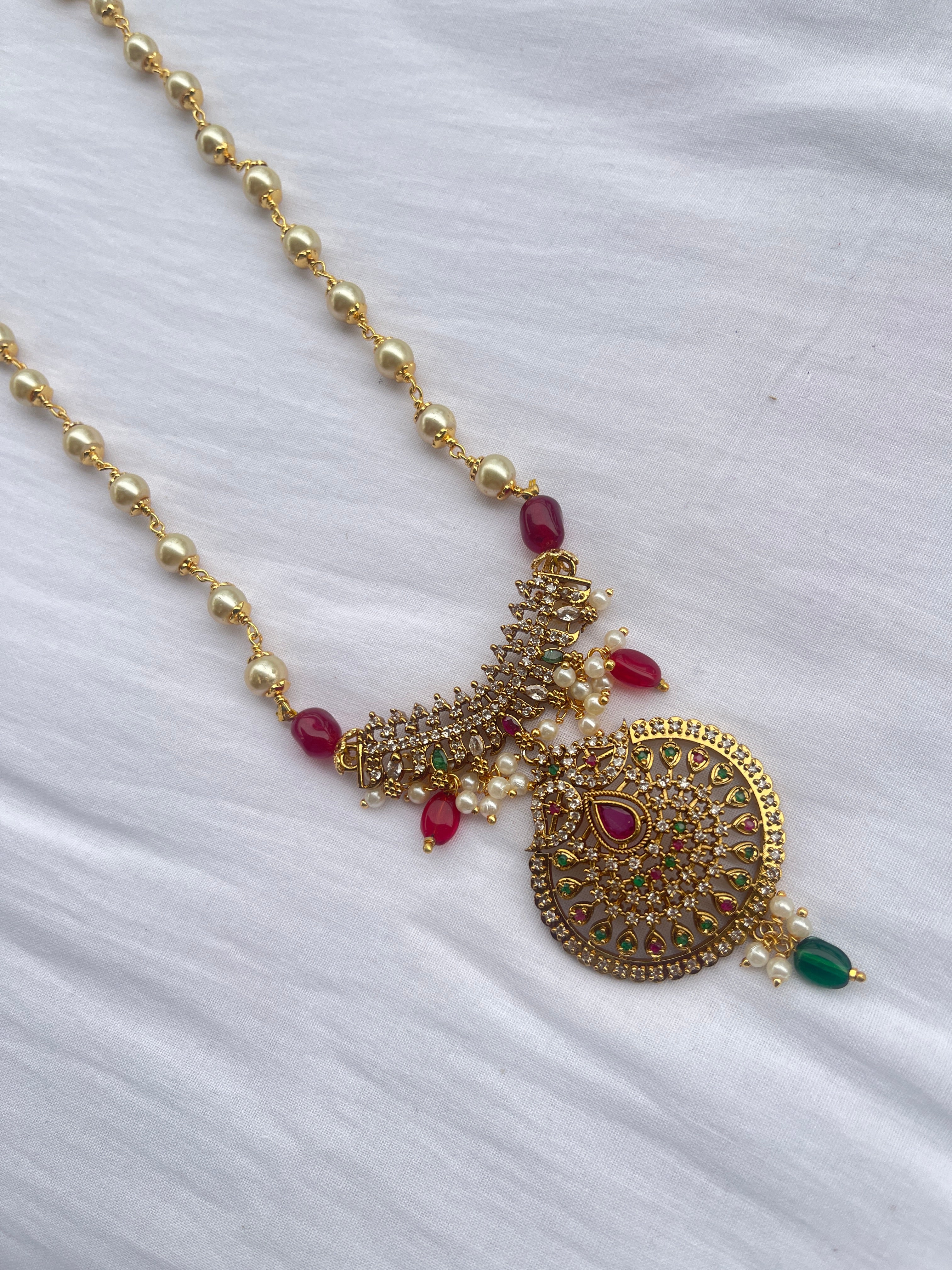 Pearl chain pendant with Ruby green pearl
