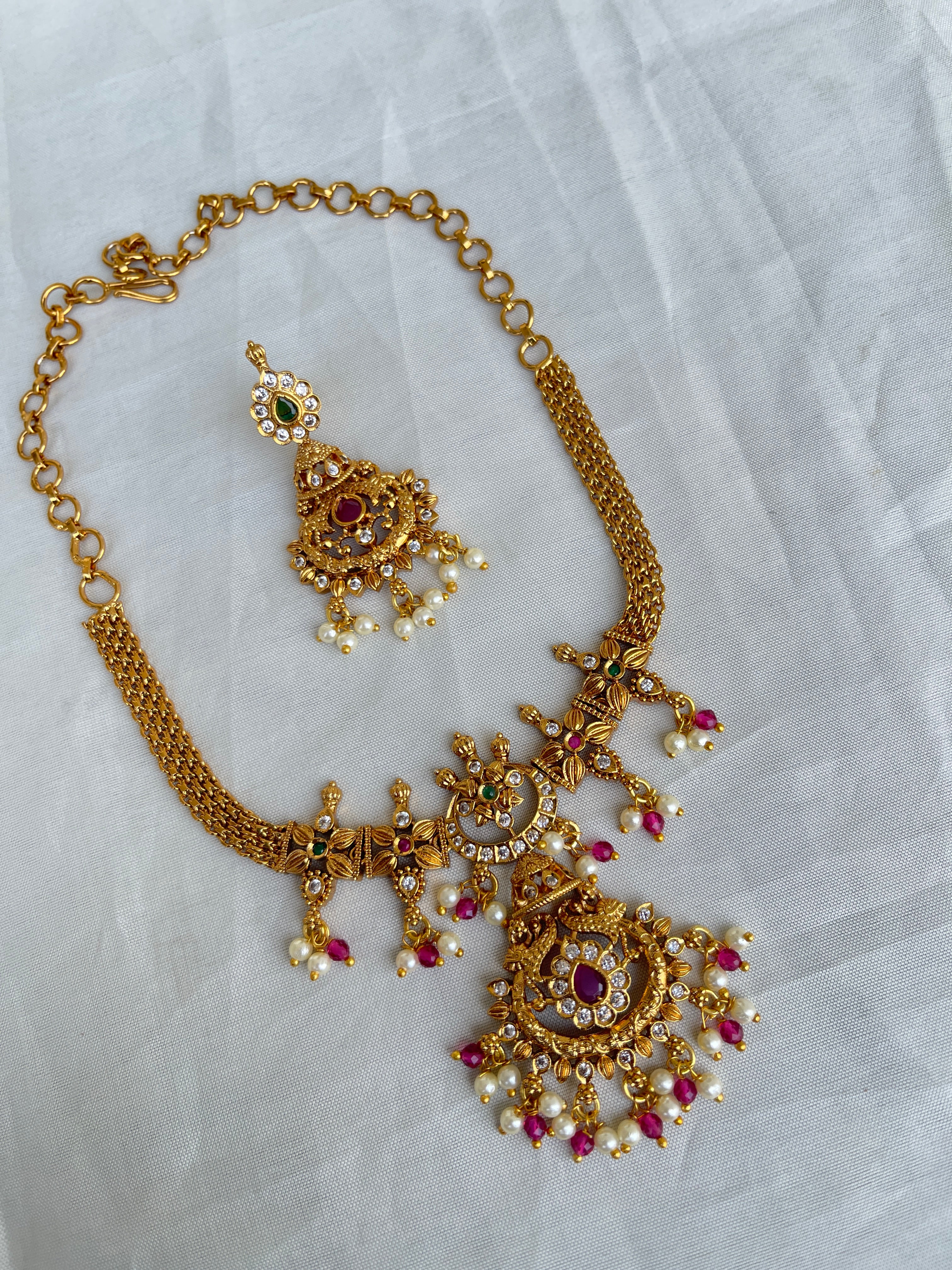 Chandbali neckset in pink and white color