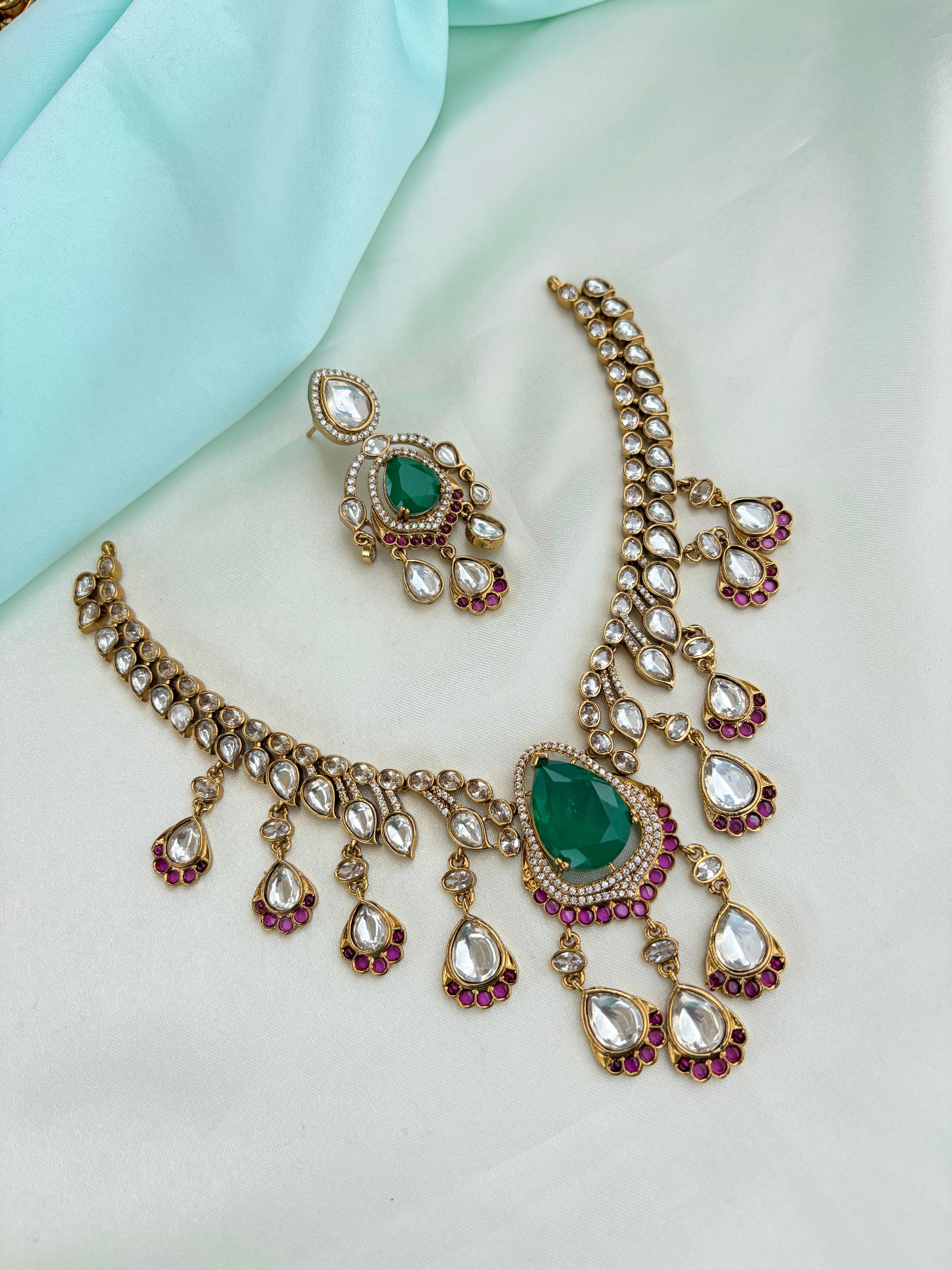 Emerald Kundan Teardrop Short Neckset with Earrings Ns891