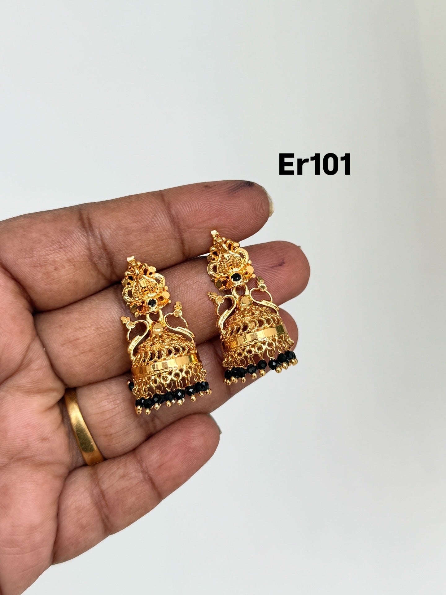 Er101 blackbeads screwback butta Earrings
