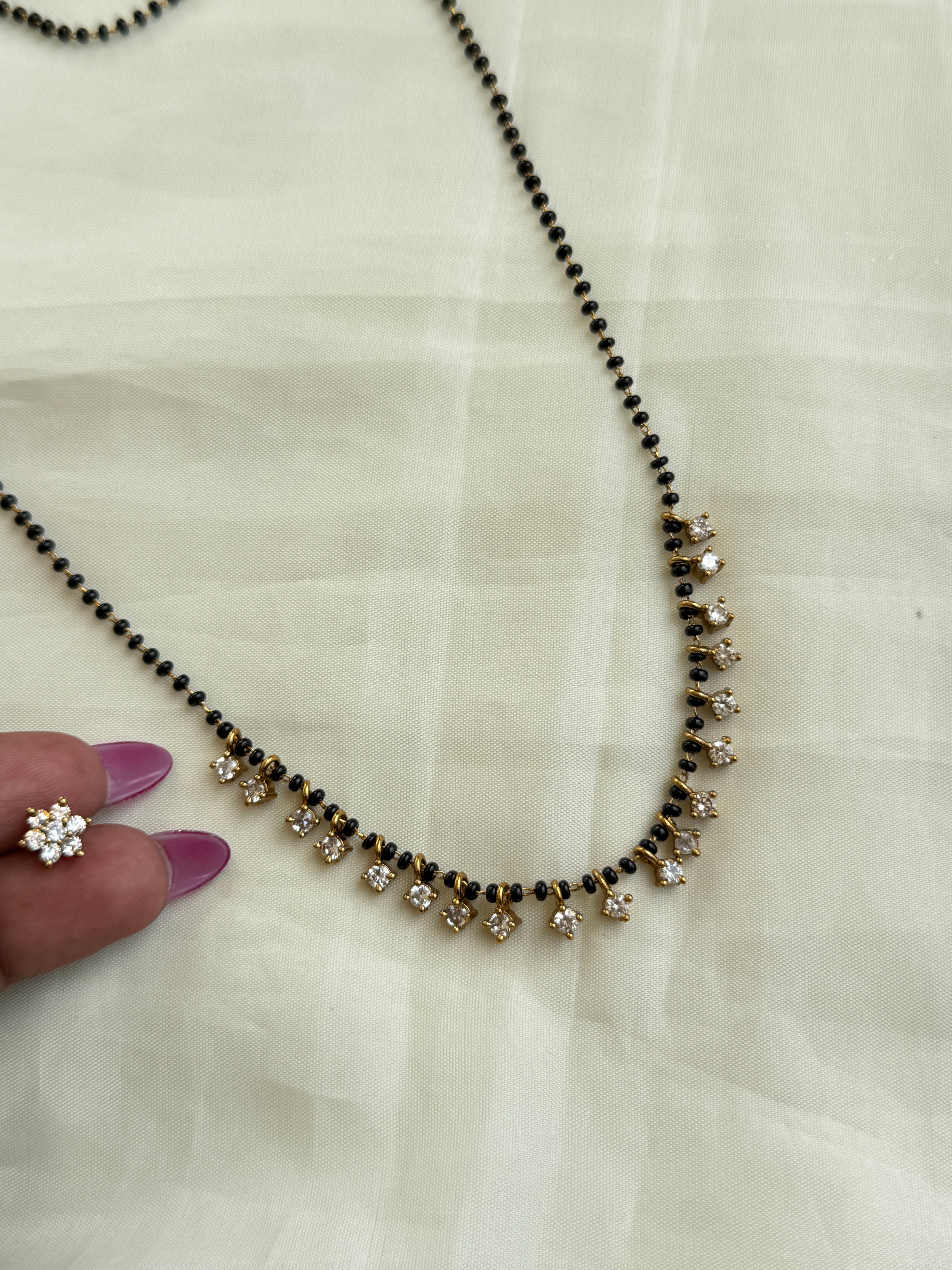 Bb002  single line white stone short blackbeads