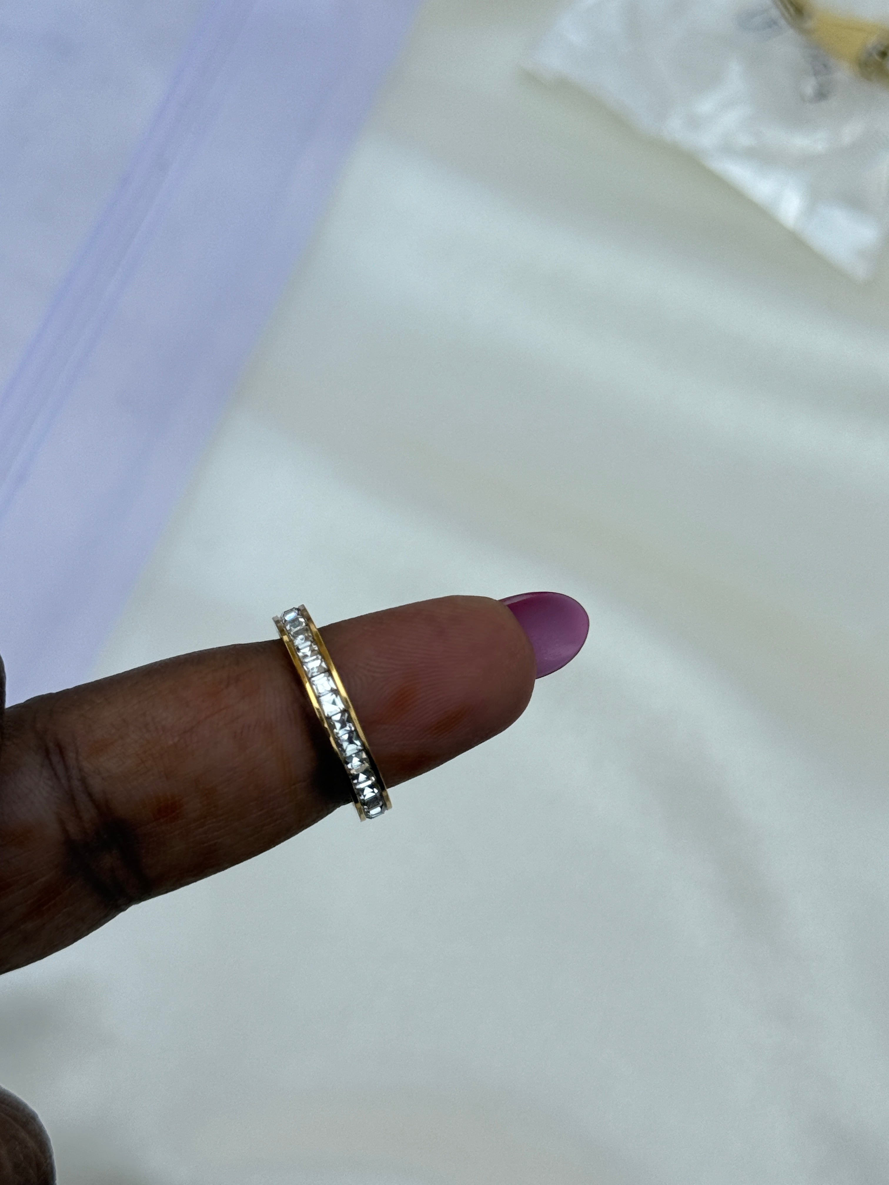 Rg051 anti tarnish white stone band ring