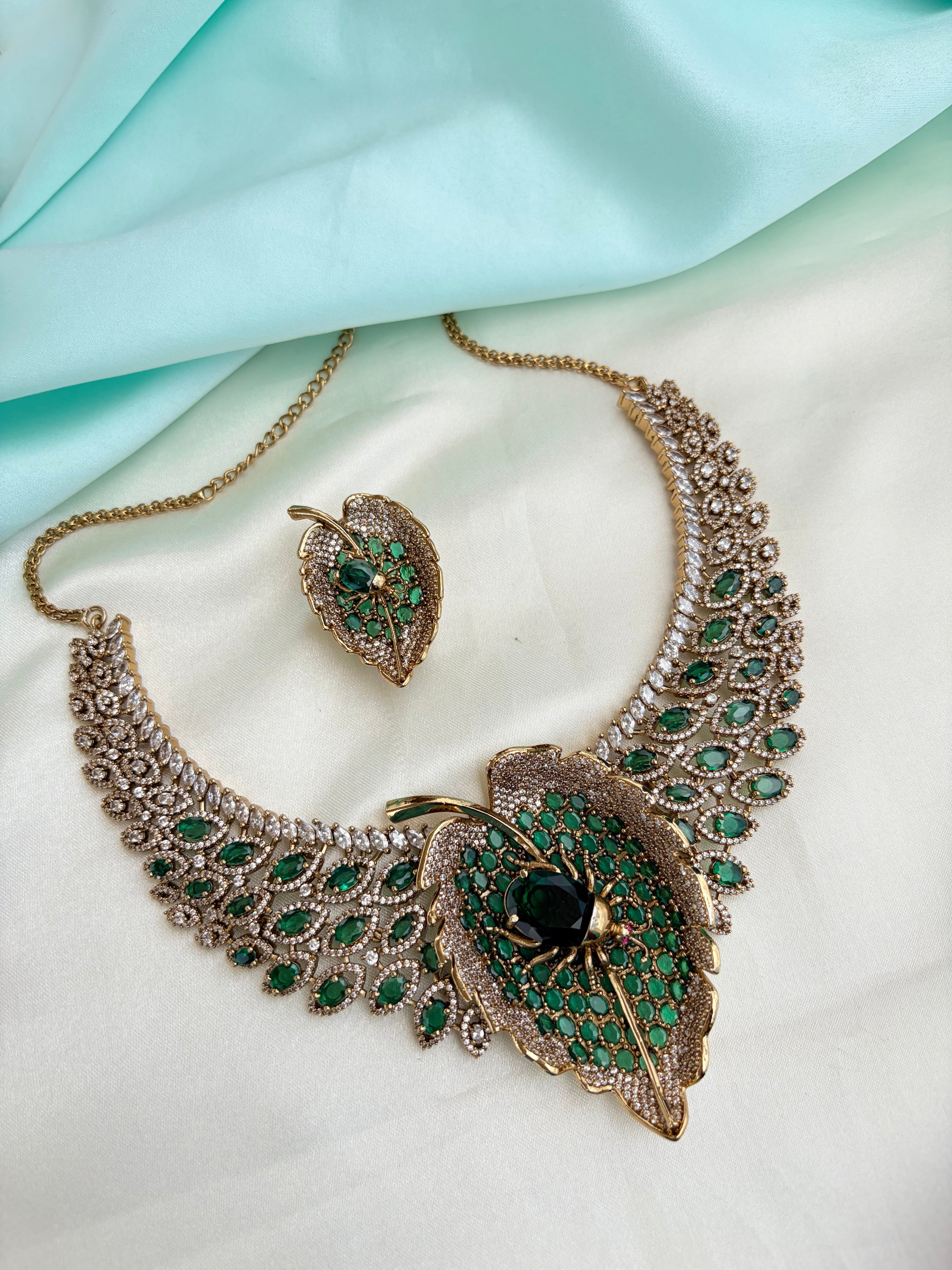 Antique-finish Spider-wing neckset with green crystals Ns966