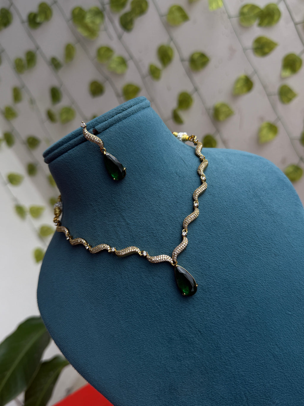 Emerald Serpent Luxe Neckset  green drop pendant with earrings ns999