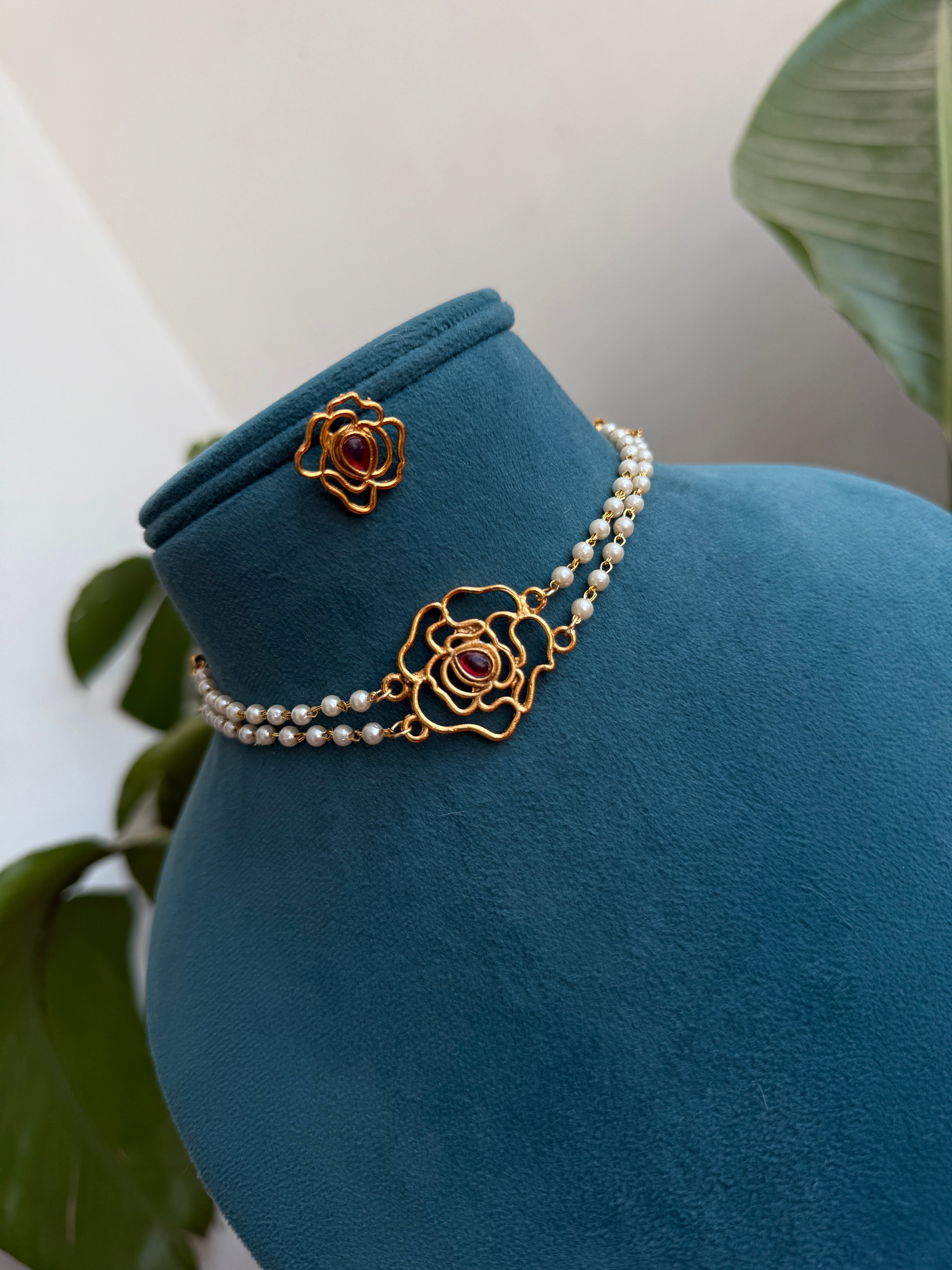 Pearl choker in 2 Colors ruby and green ns641