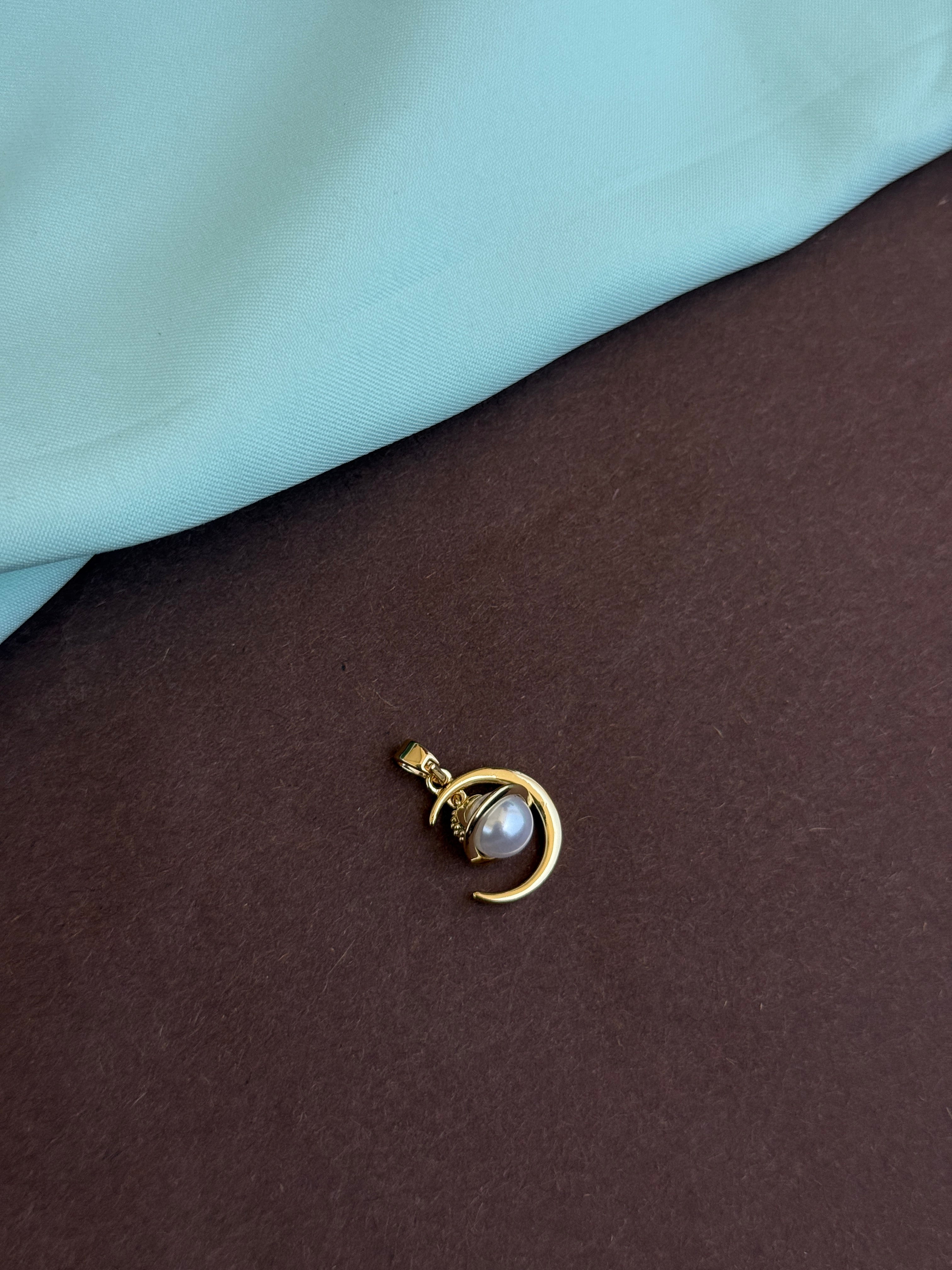 Al035 anti tarnish moon shape charm ( pendent)