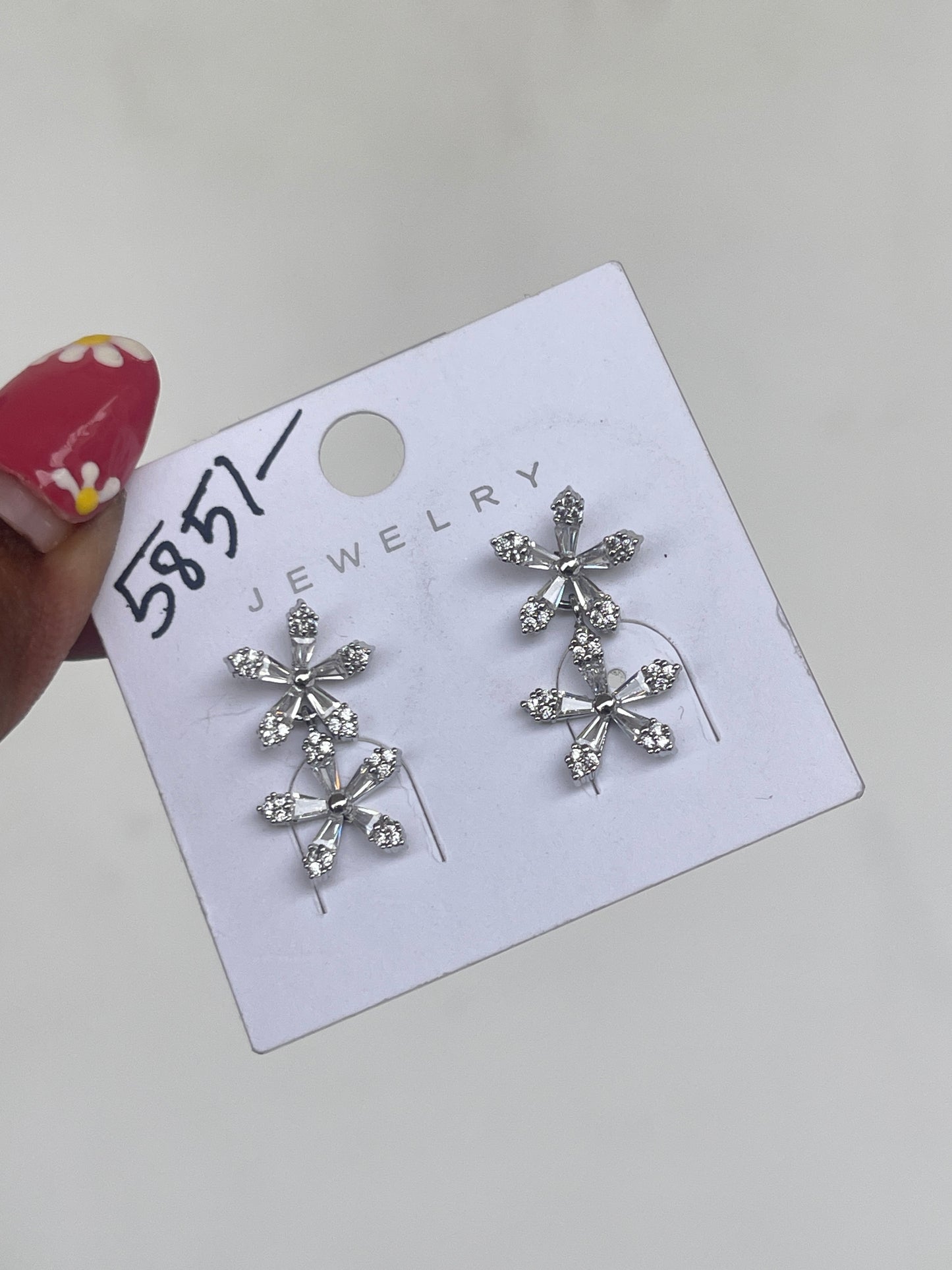 Premium silver flower studs
Color won't fade