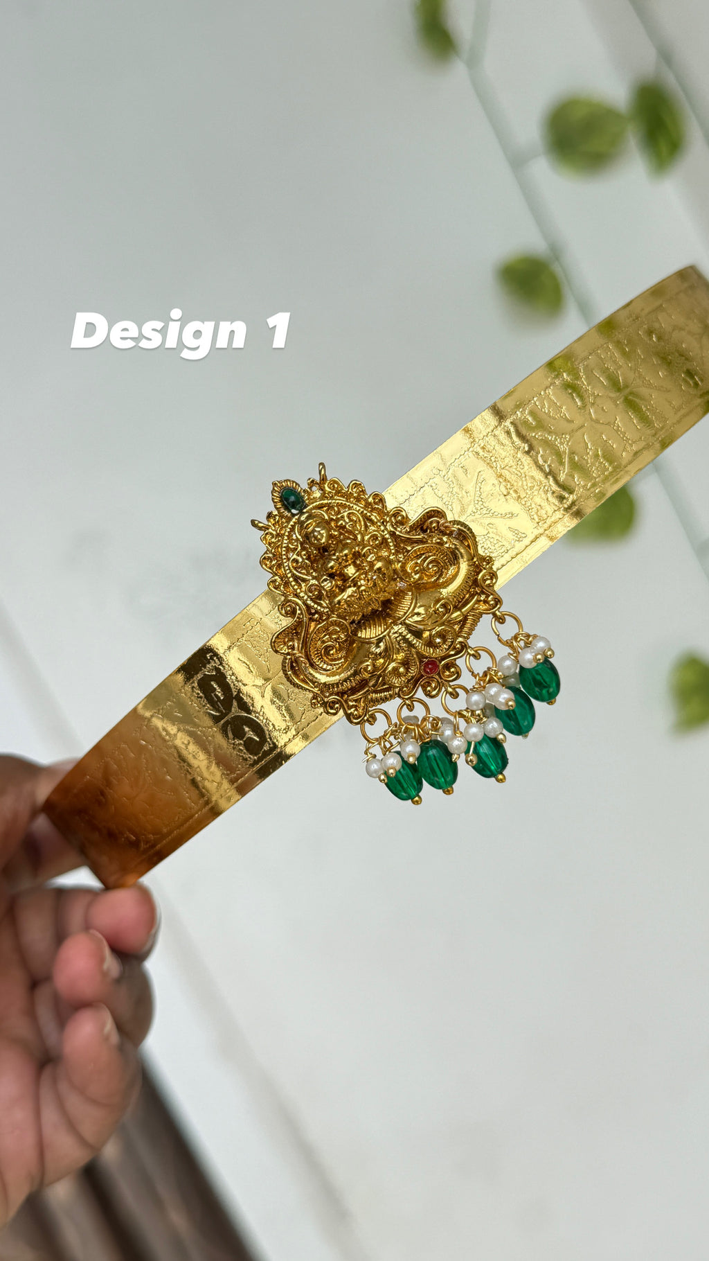 Hb691 textured Lakshmi Devi single pendant with green beads