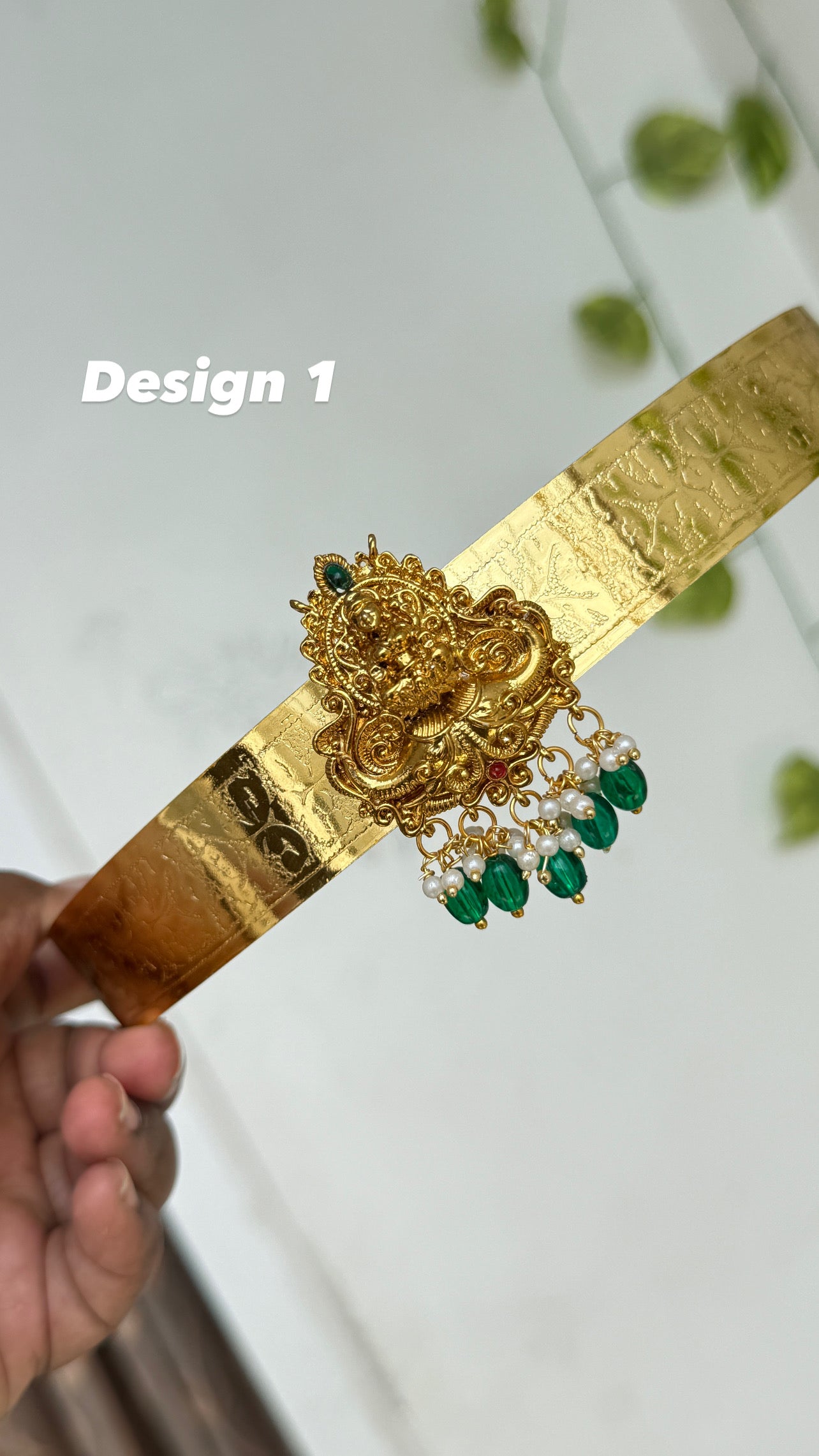 Hb691 textured Lakshmi Devi single pendant with green beads