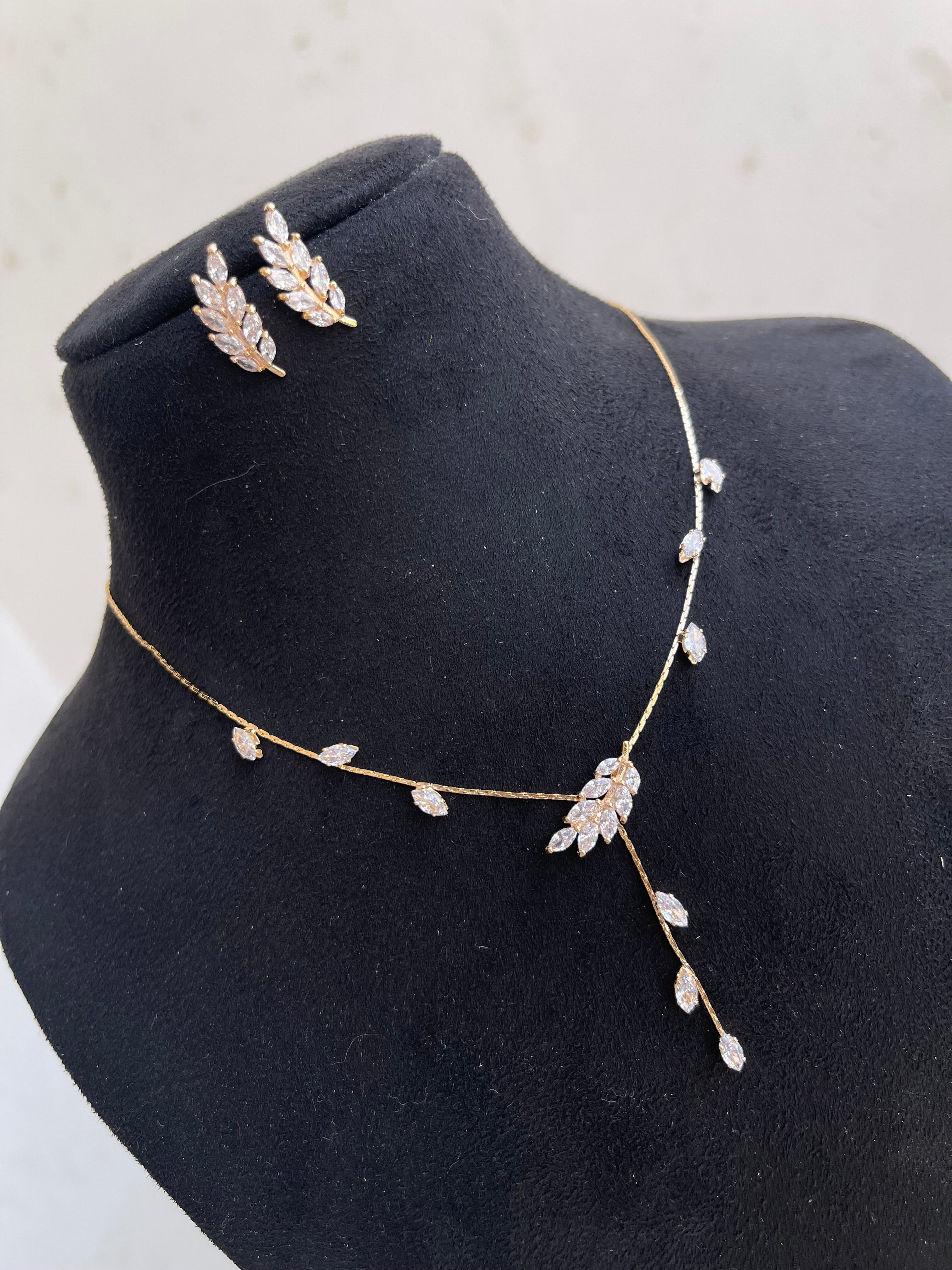 Leaf handging chain with studs
