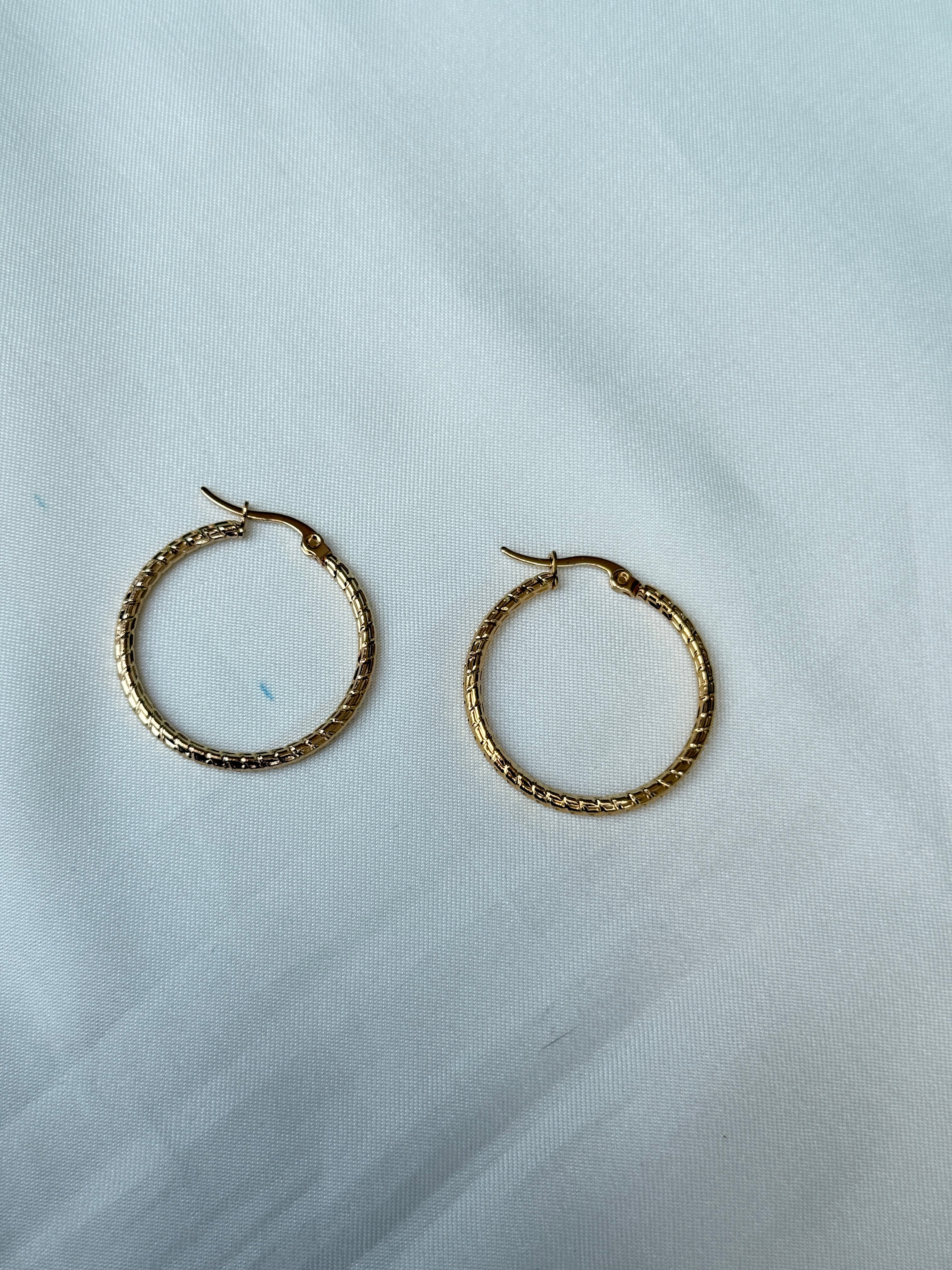 St095 anti tarnish hoops earrings
