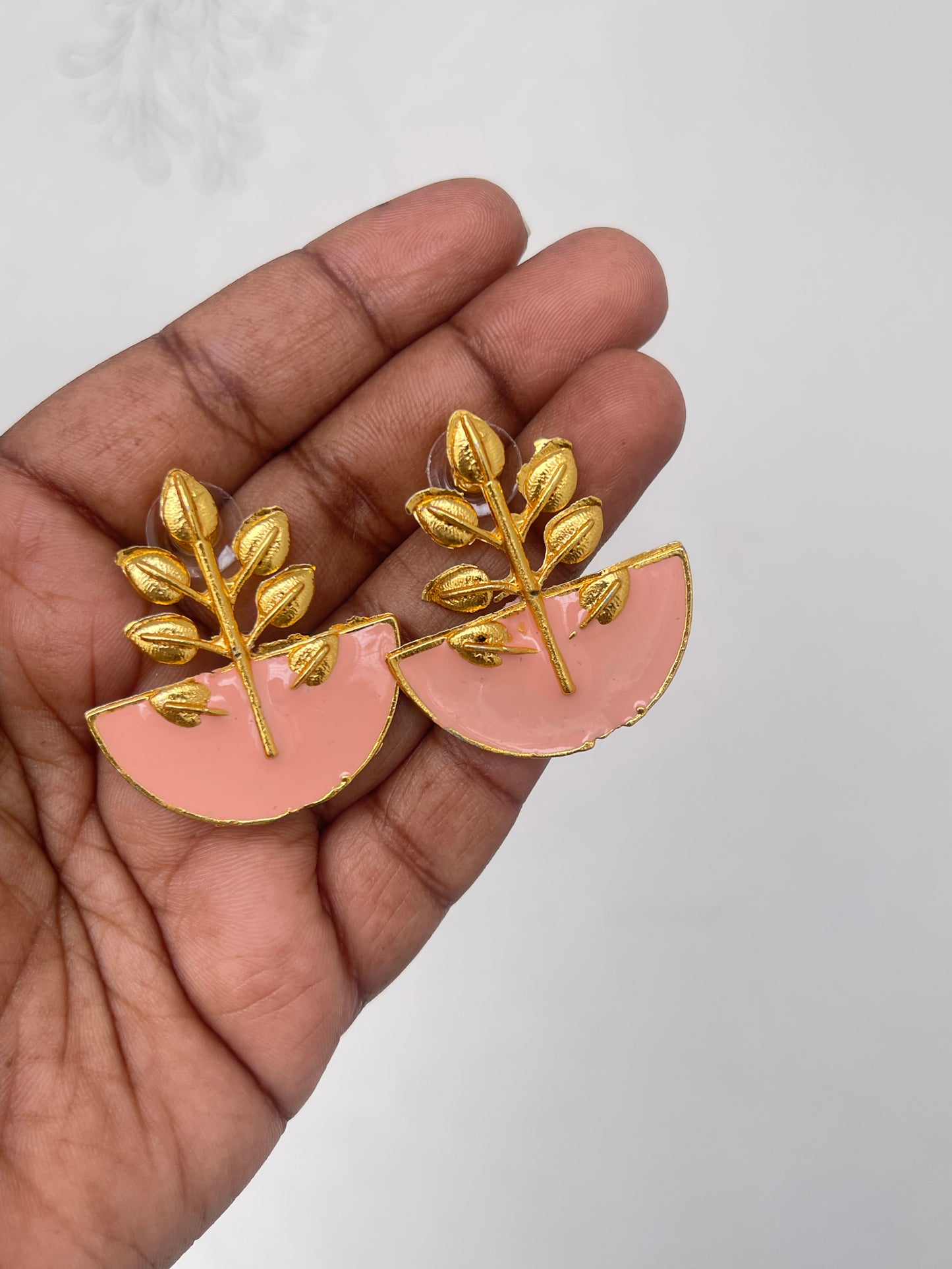 Tree stud in peach