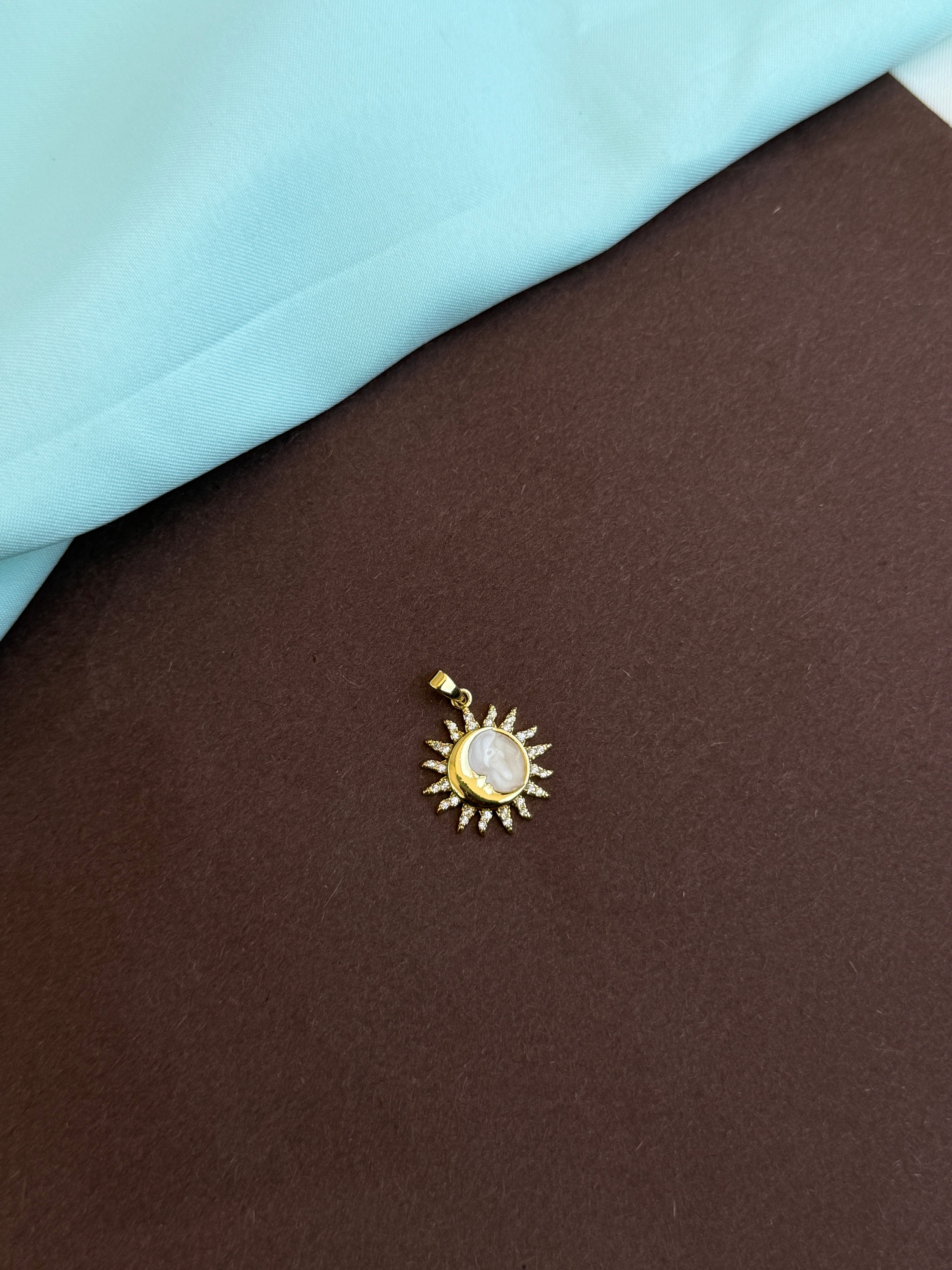 Al011 anti tarnish sun shape charm (pendent)