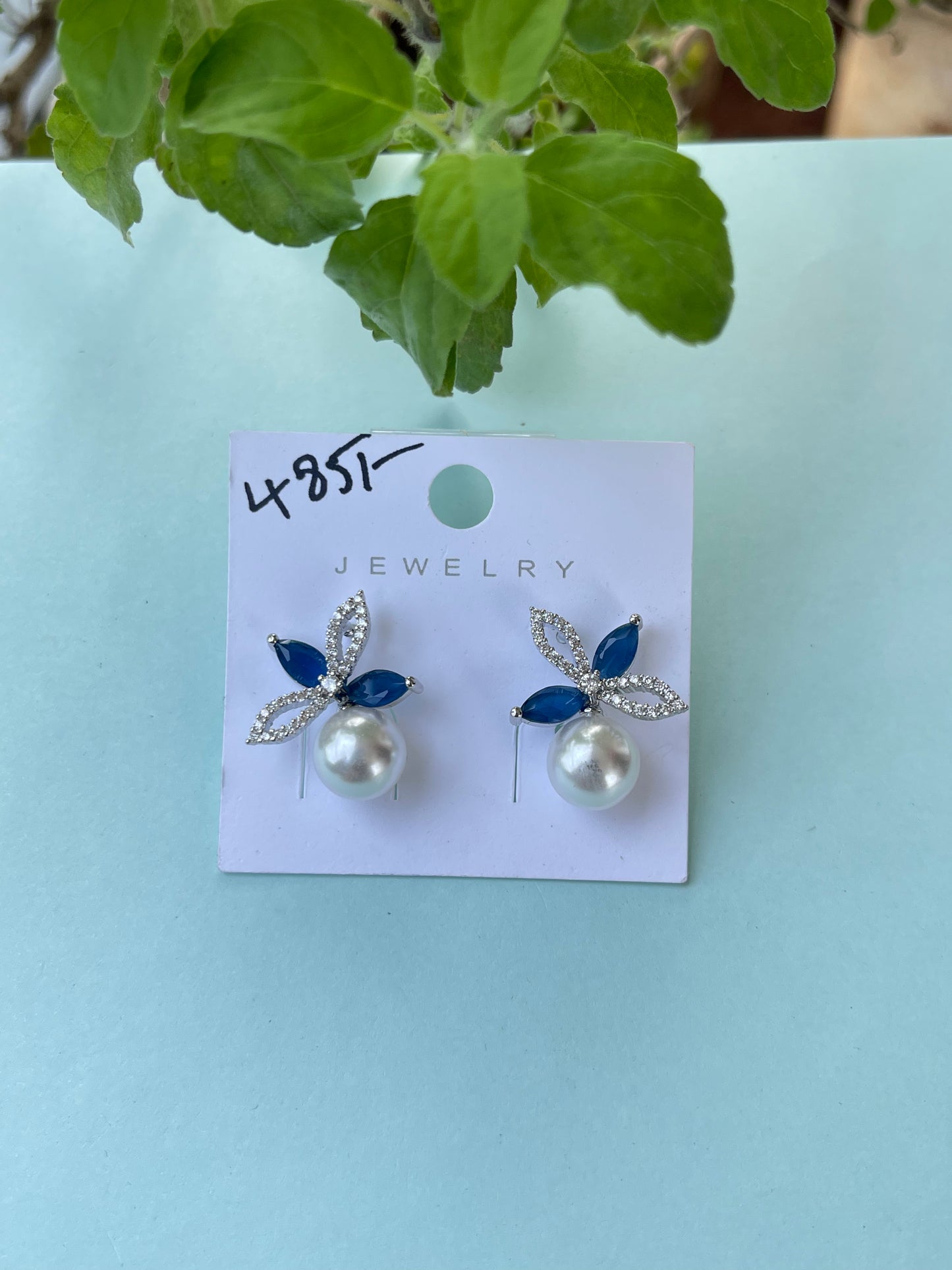 4 leaf pearl hanging studs