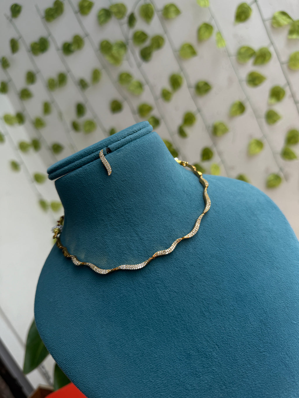 Unique Azure Wave Elegance short Neckset with studs ns355