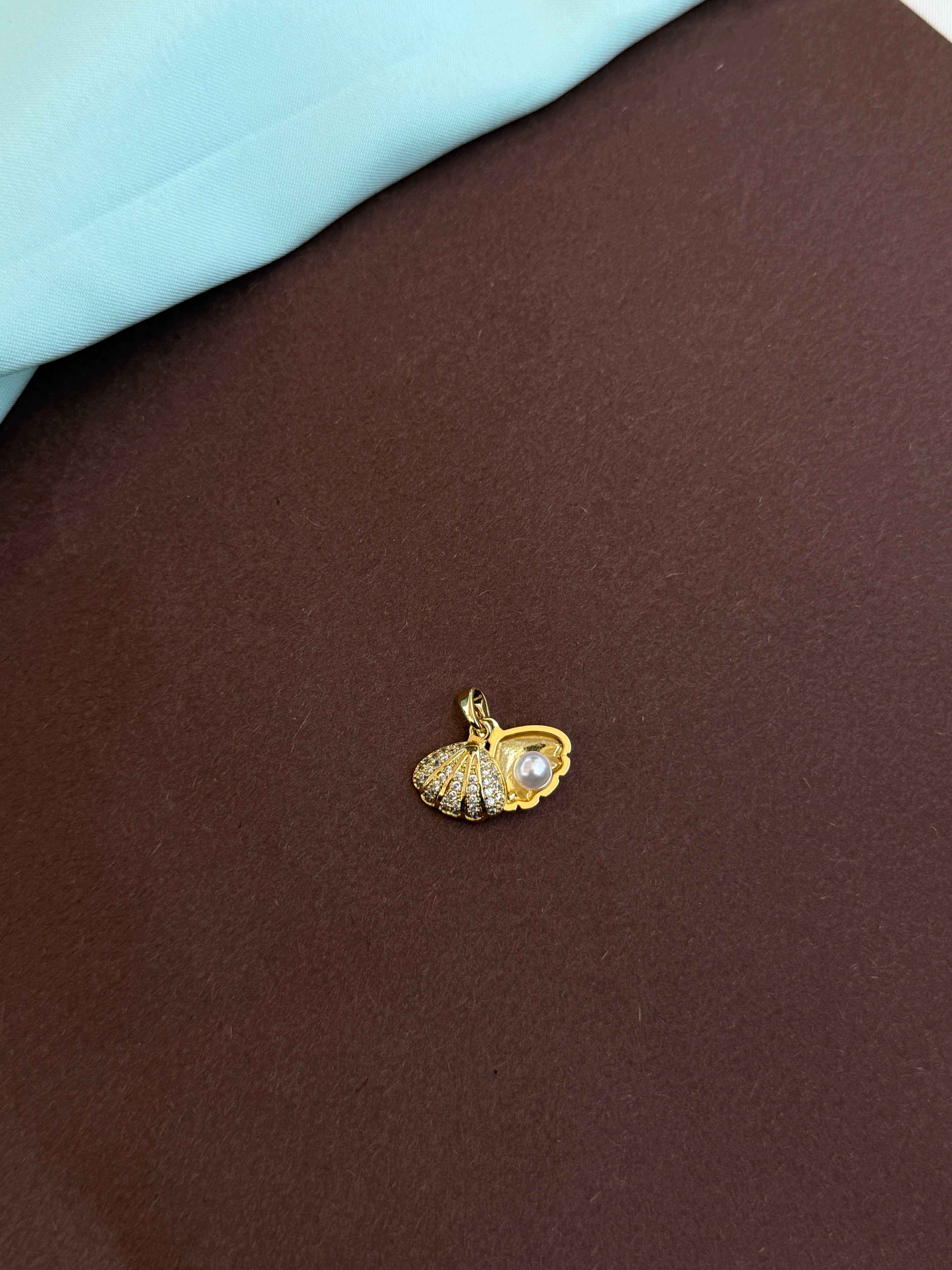 Al05 anti tarnish pearl shell charm ( pendent)