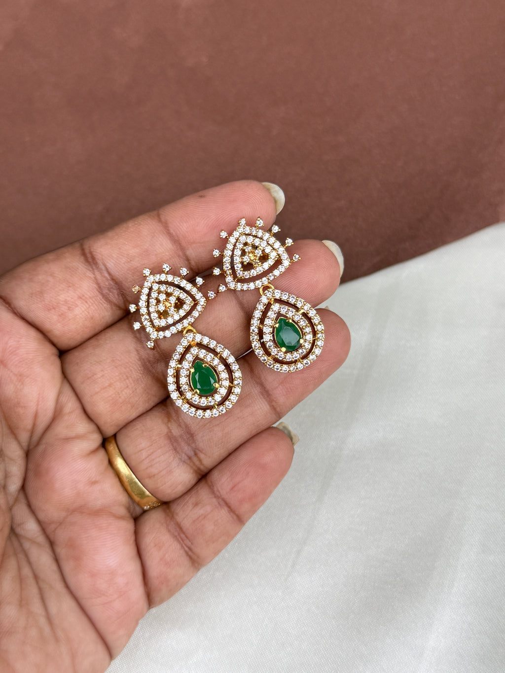 Er106 emerald white stone earrings
