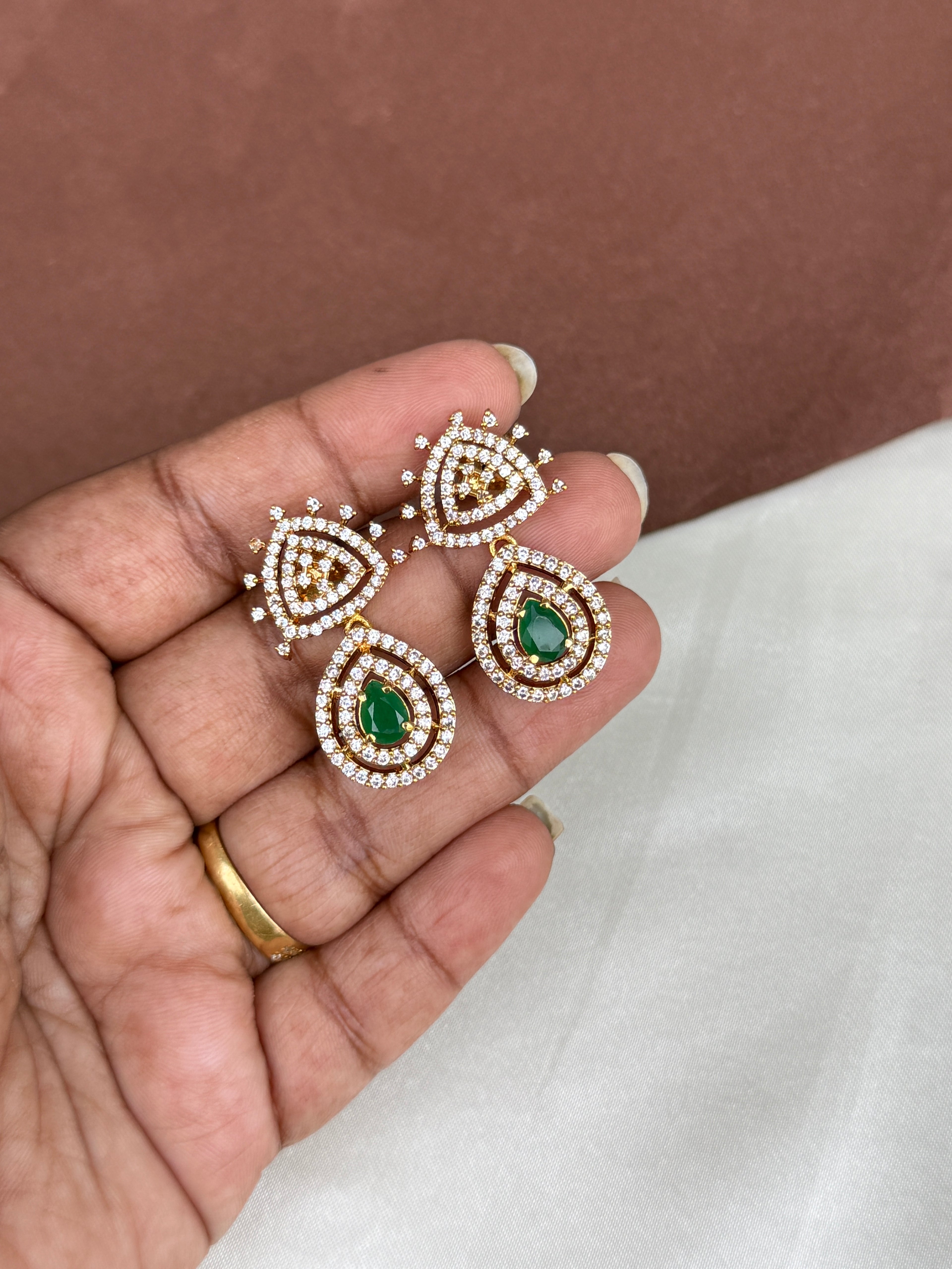 Er106 emerald white stone earrings