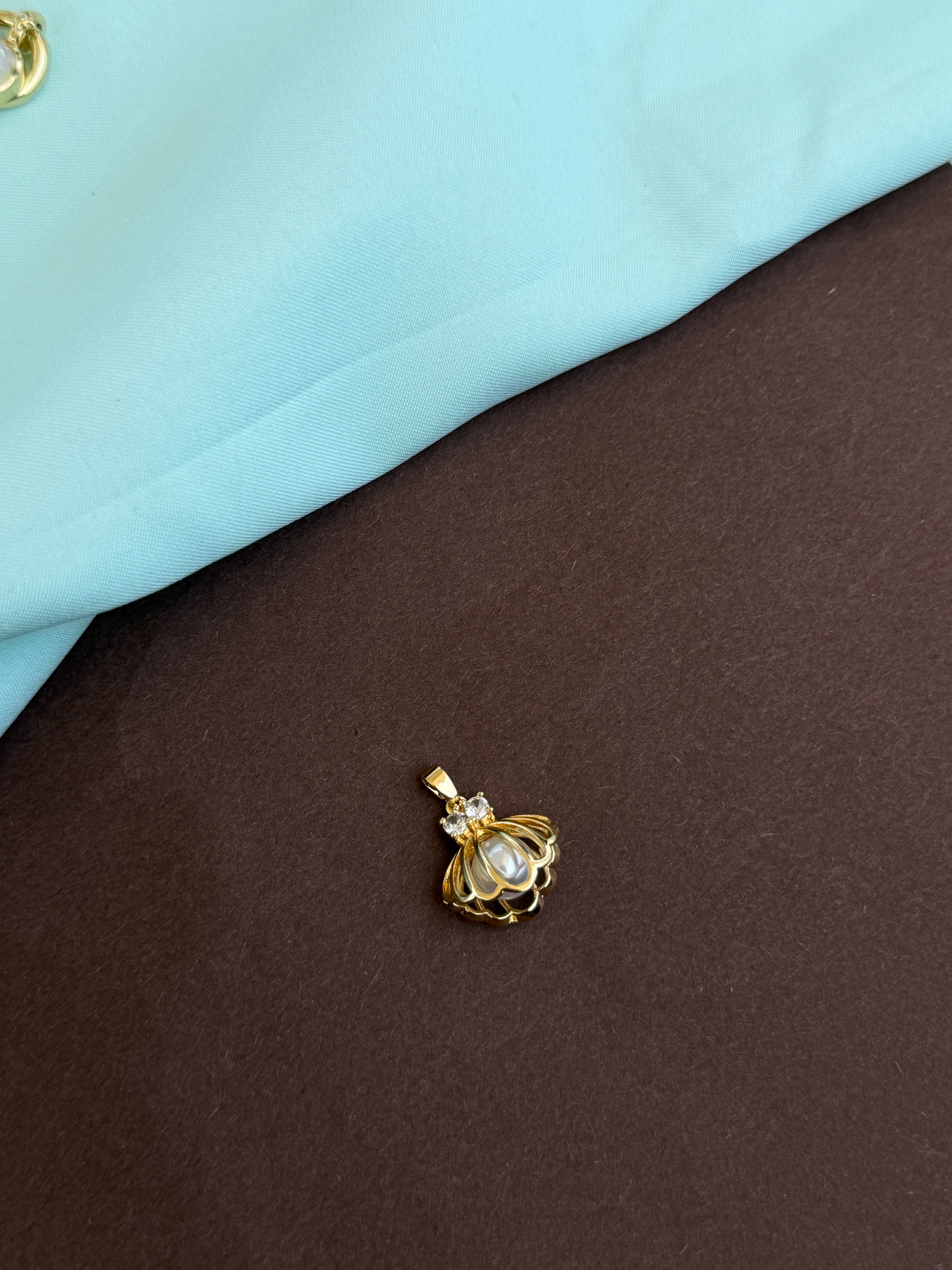 Al033 anti tarnish pearl shell charm (pendent)